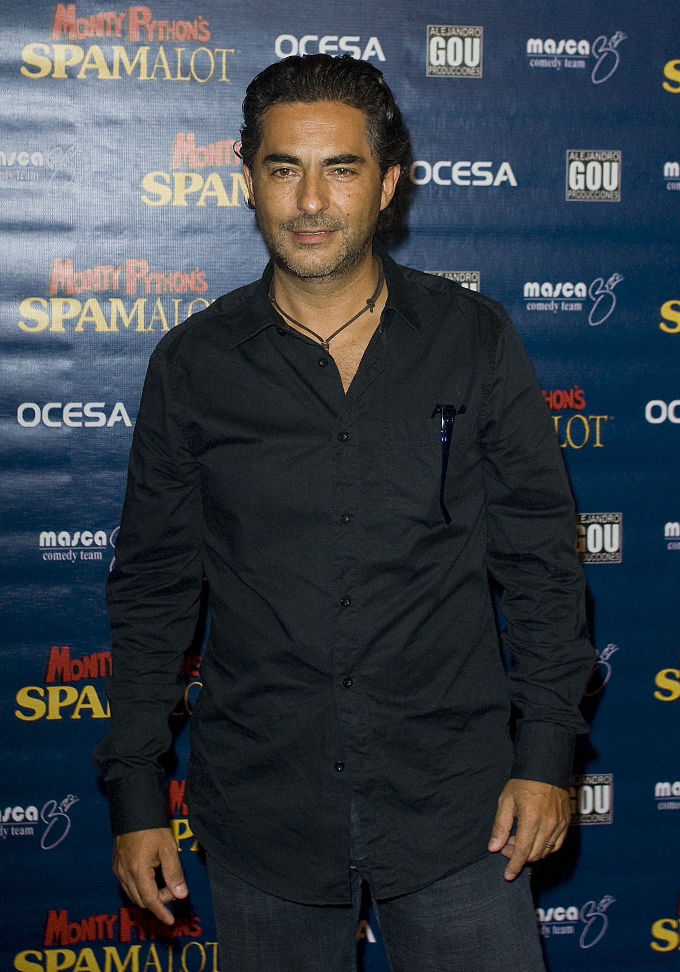 Raúl Araiza durante el estreno de la obra de teatro "Spamalot" en el Teatro Aldama el 20 de julio de 2011 en la Ciudad de México, México. | Fuente: Getty Images.