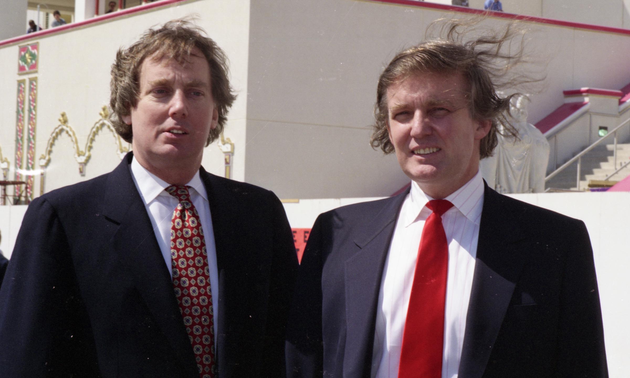 Robert Trump con su hermano Donald Trump el 27 de marzo de 1990 | Fuente: Getty Images