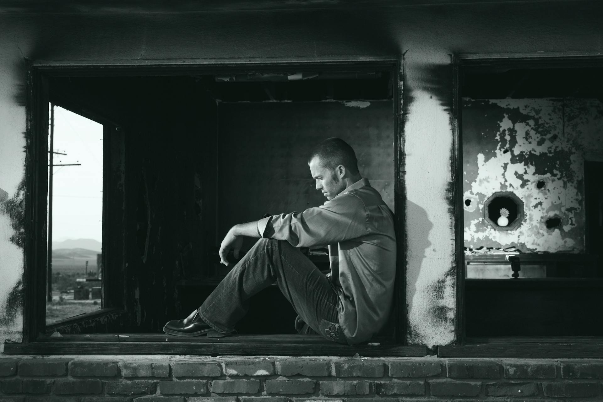 Un hombre triste pensando | Fuente: Pexels