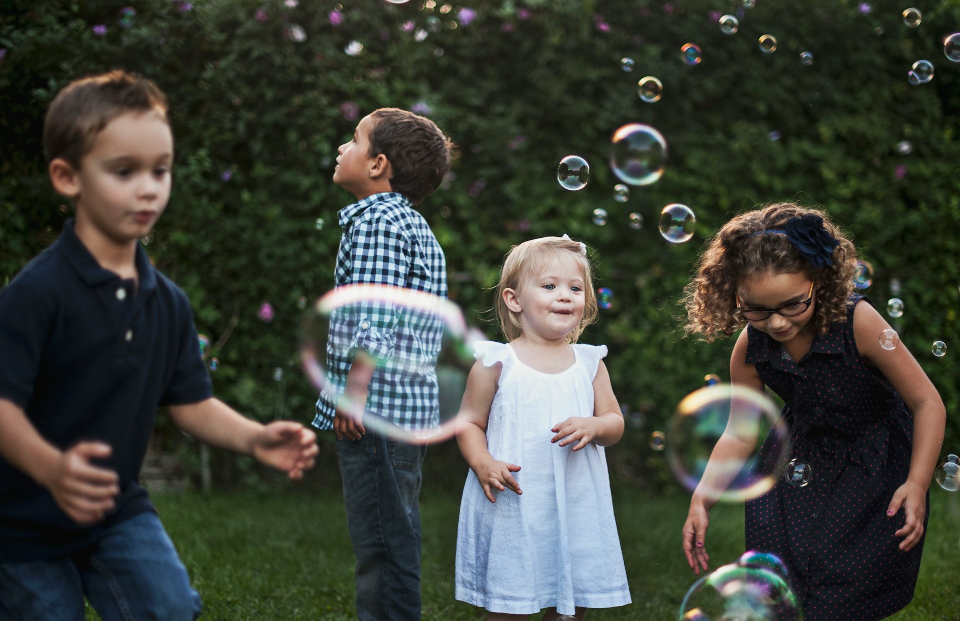Niños jugando con burbujas de jabón | Fuente: Unsplash