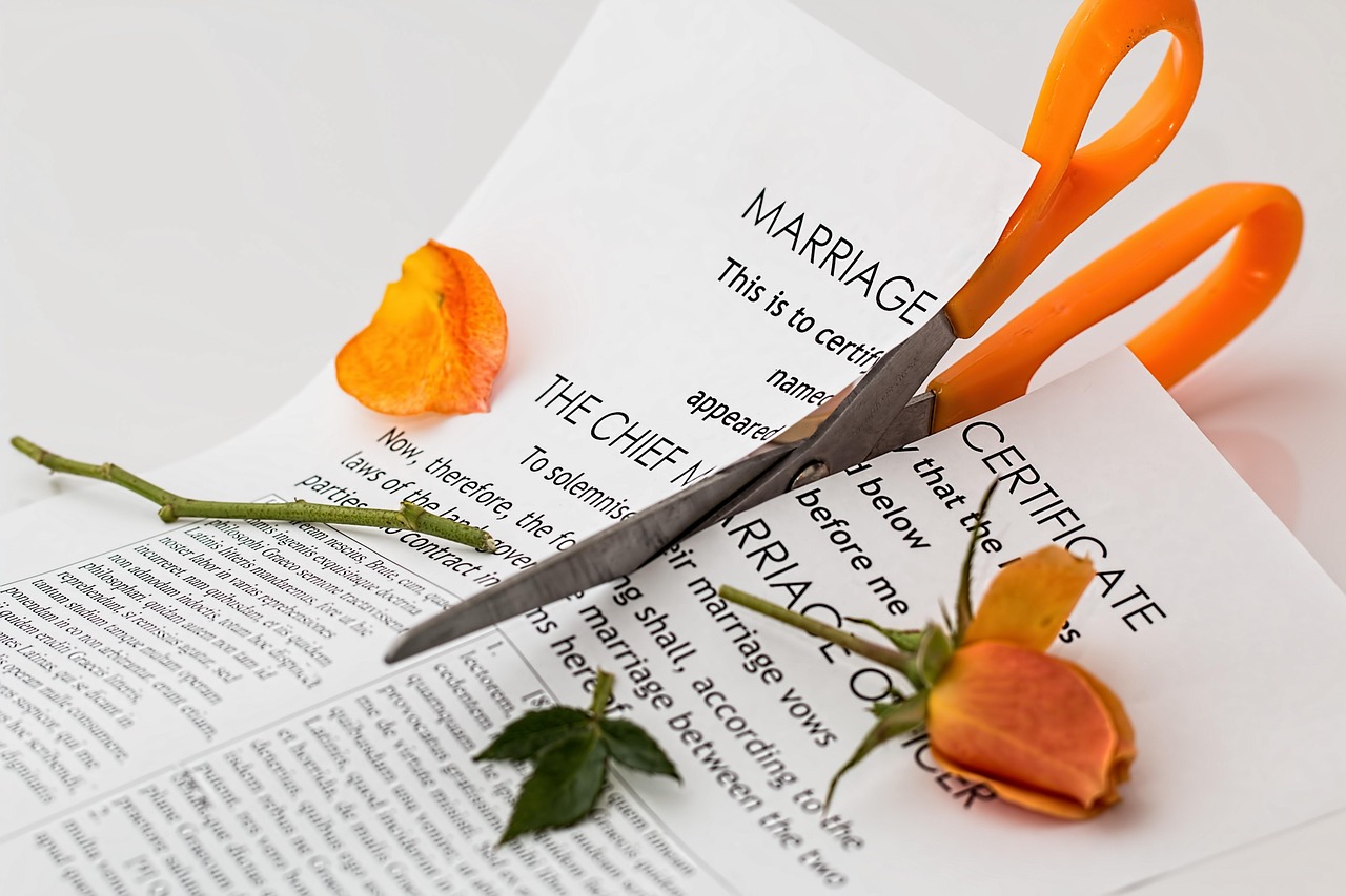 Una tijera cortando un certificado de matrimonio | Fuente: Pixabay