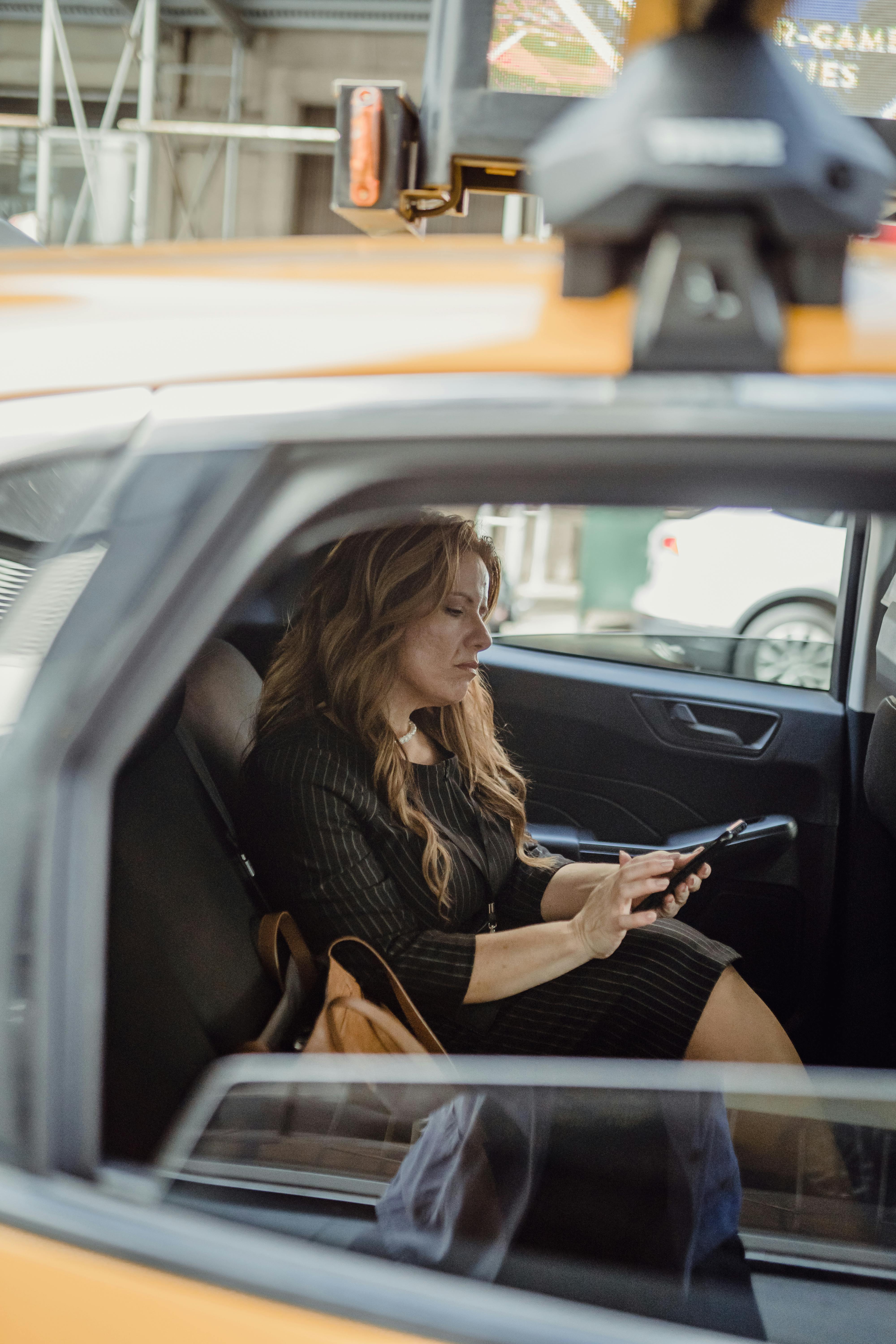 Una mujer en un taxi | Fuente: Pexels
