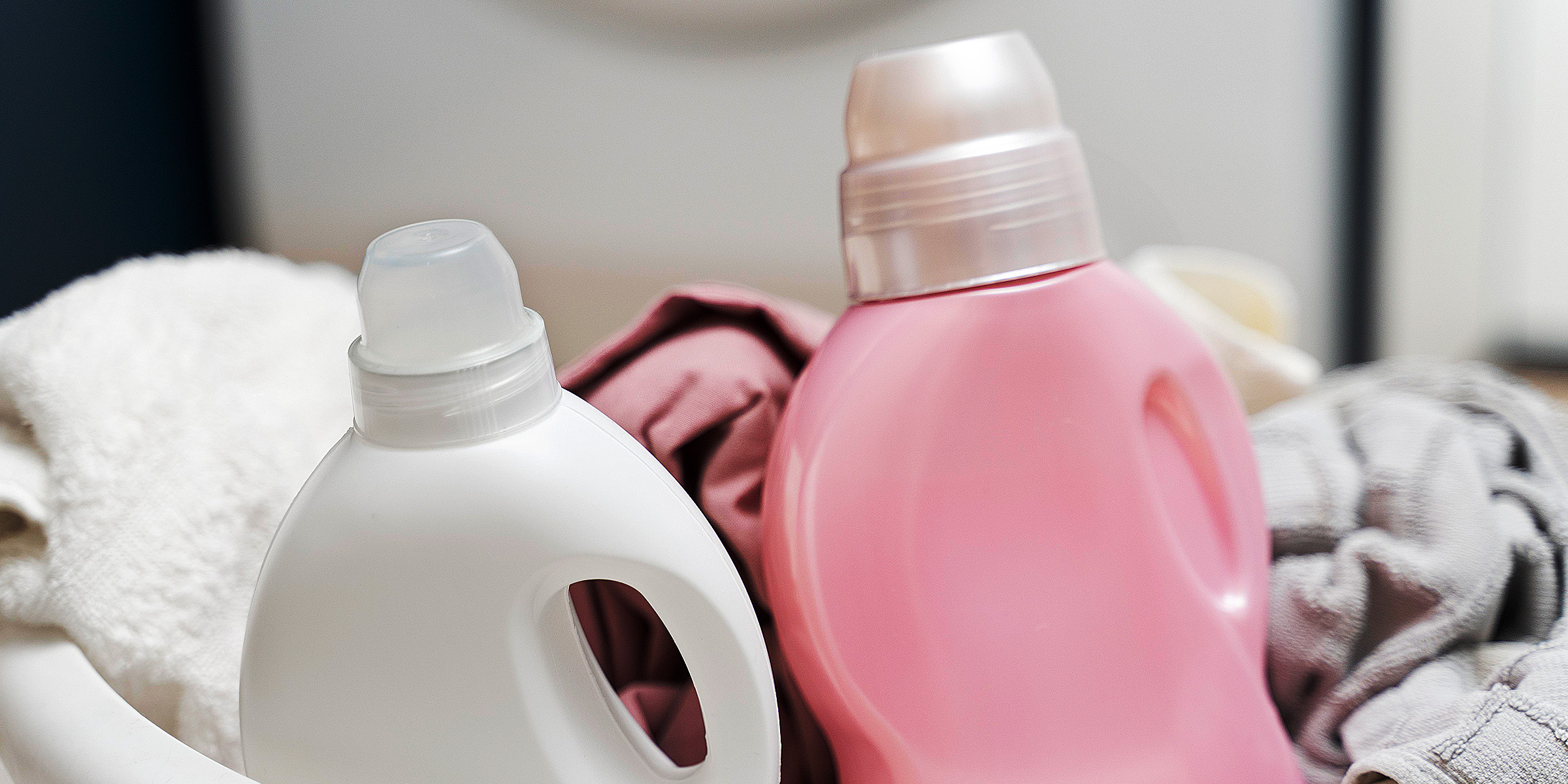 Botellas de detergente en un cesto de la ropa | Fuente: Freepik