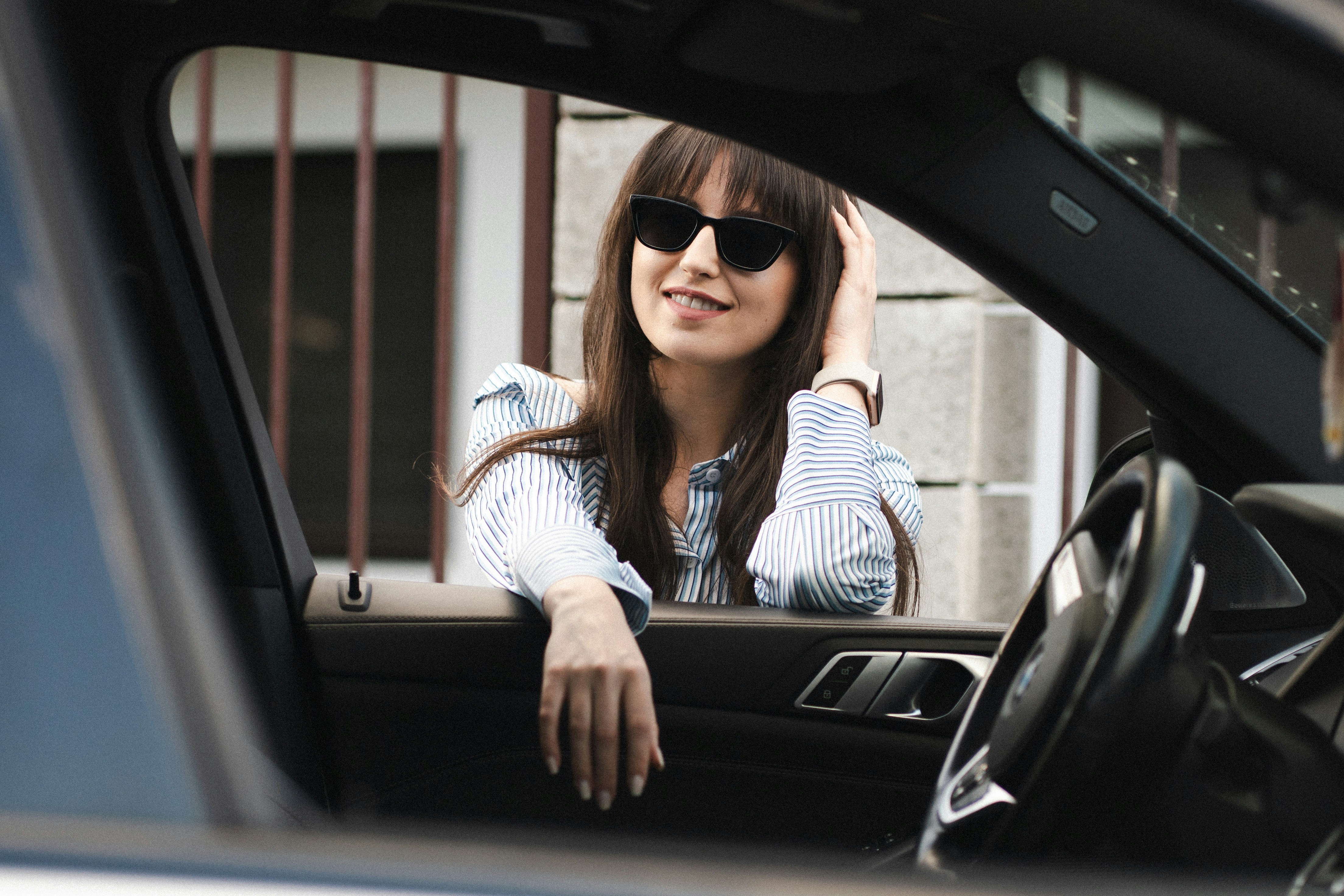 Una mujer apoyada en un automóvil | Fuente: Unsplash