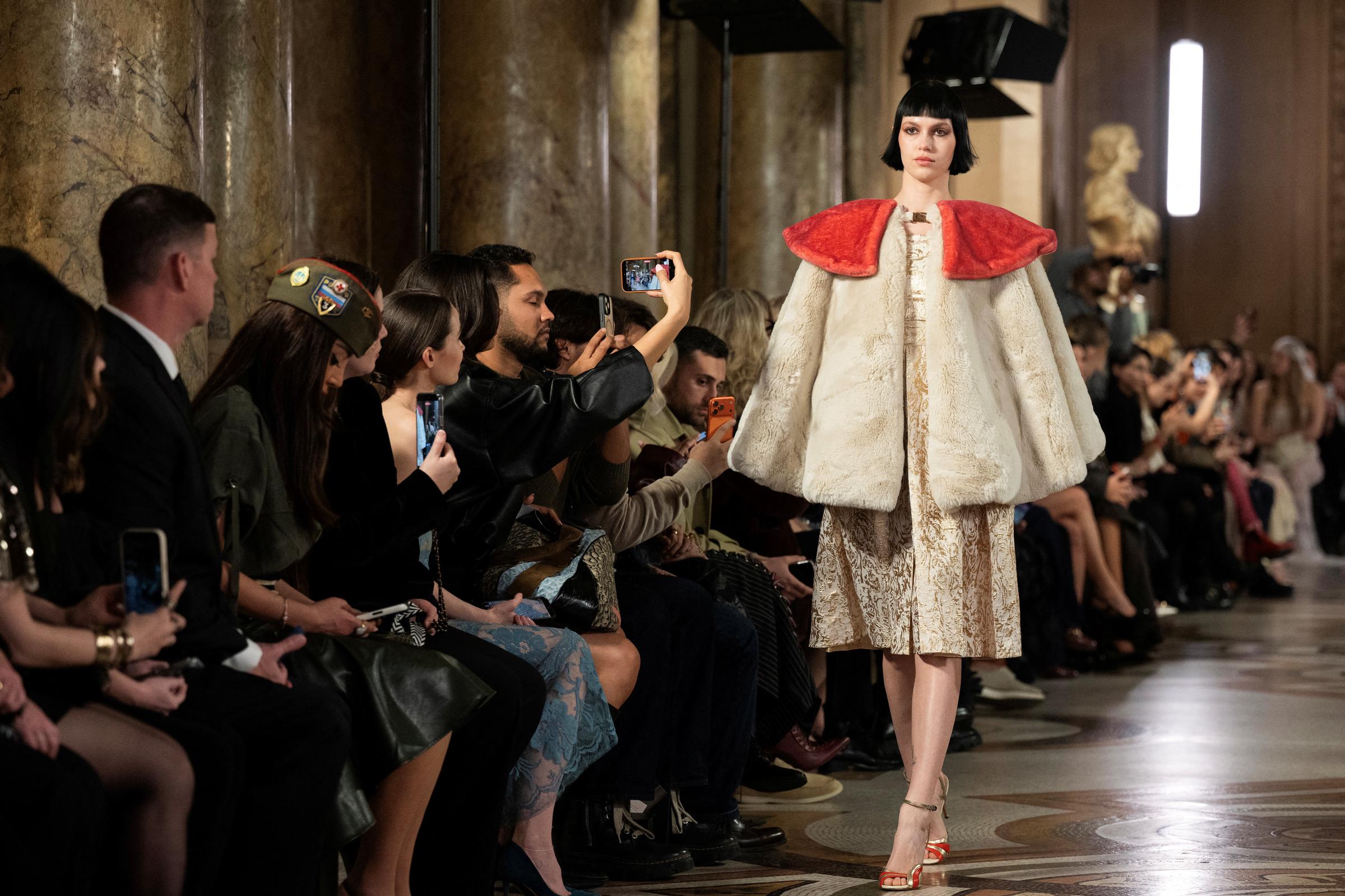 Una modelo presenta una creación de Max Alexander para el desfile de la colección prêt-à-porter femenina Otoño/Invierno 2026-2027, en el marco de la Semana de la Moda Femenina de París, en el Palais Garnier, París, el 3 de marzo de 2026. | Fuente: Getty Images