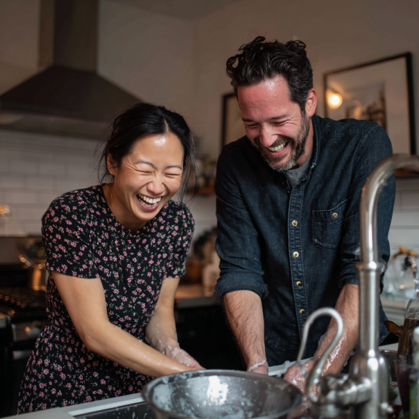 Una pareja lavando platos | Fuente: Midjourney