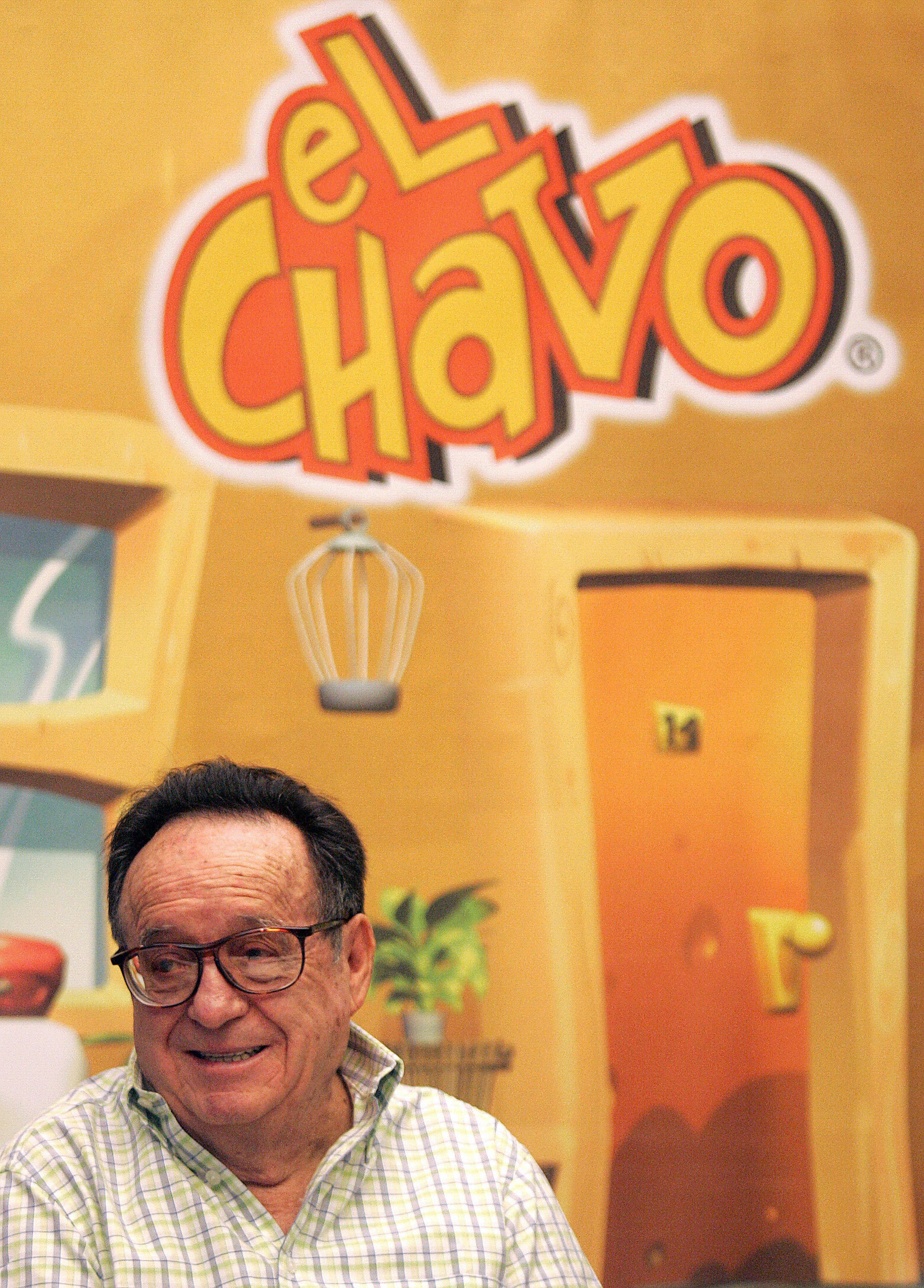 Roberto Gómez Bolaños "Chespirito", creador de personajes entranables como el "Chavo del 8" o el "Chapulín Colorado", sonríe durante el lanzamiento de "El Chavo. La serie animada", en México, el 10 de octubre de 2006. | Fuente: Getty Images.