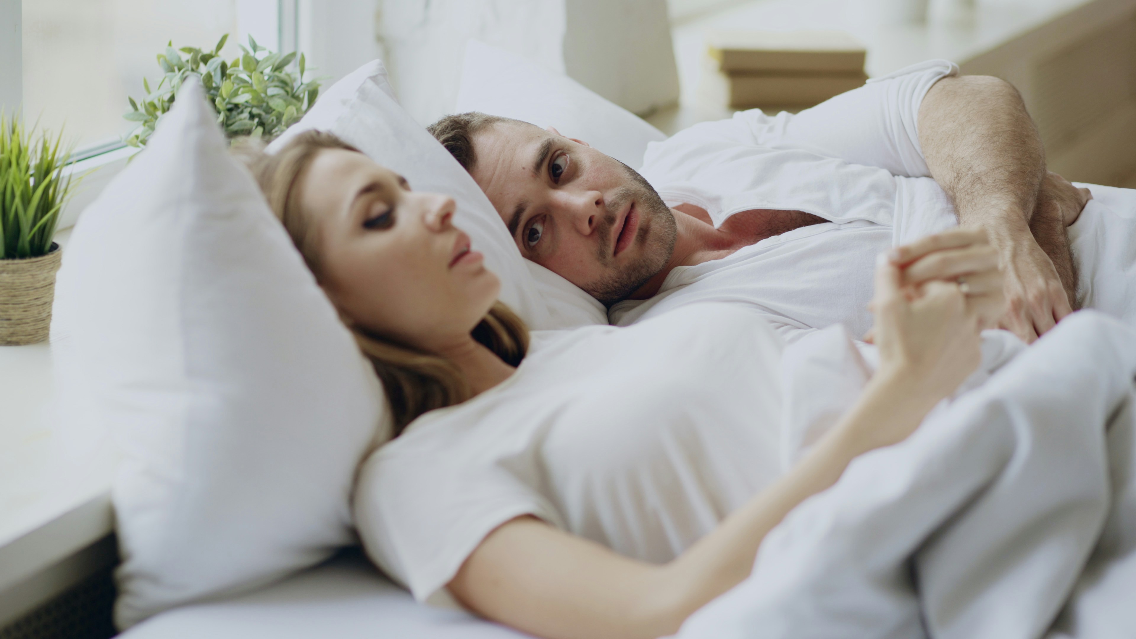 Pareja tumbada en la cama | Fuente: Unsplash