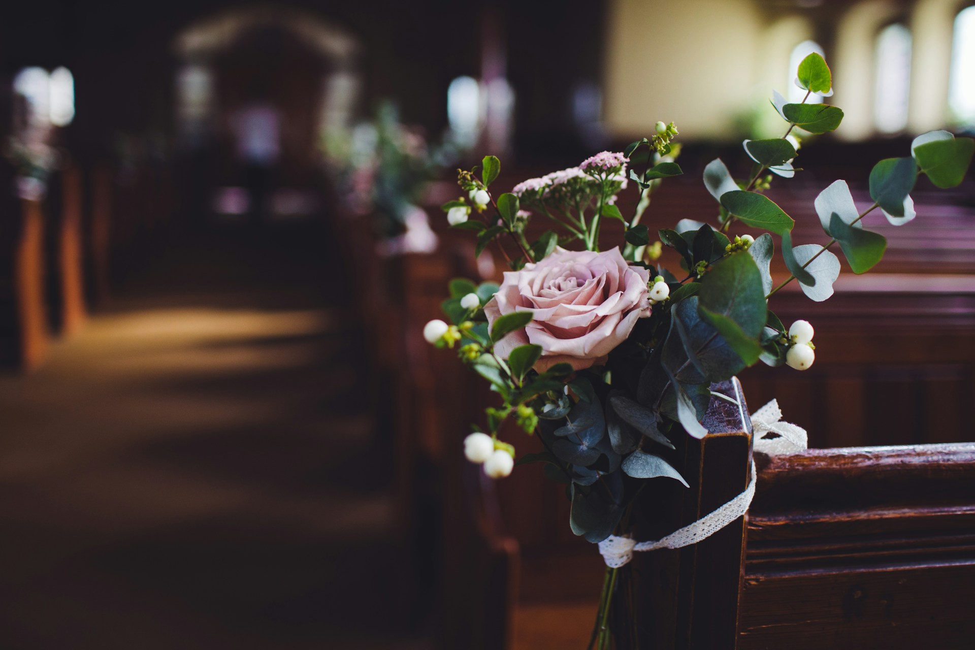 Una iglesia decorada para una boda | Fuente: Unsplash