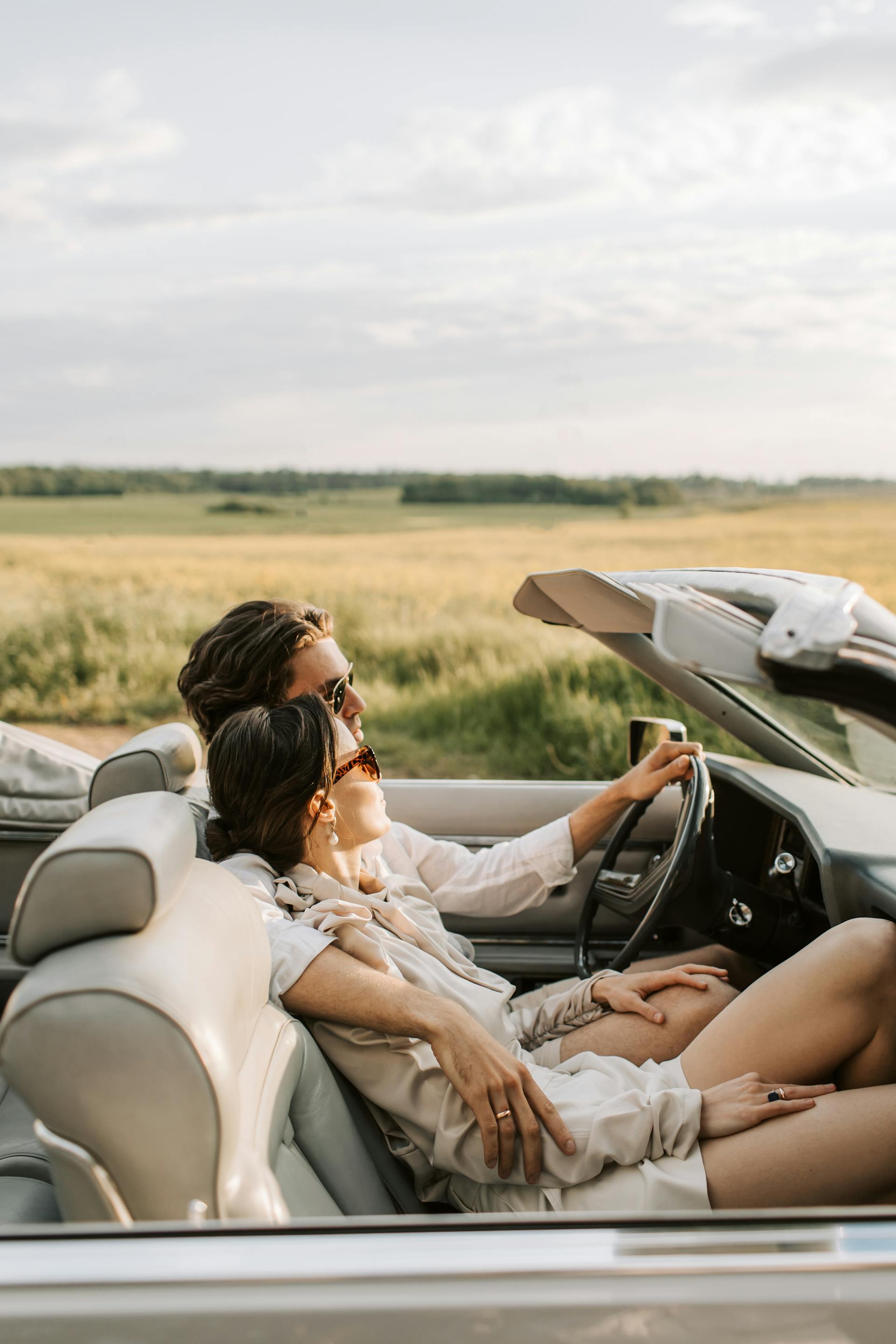 Una pareja disfrutando juntos de un viaje por carretera | Fuente: Pexels