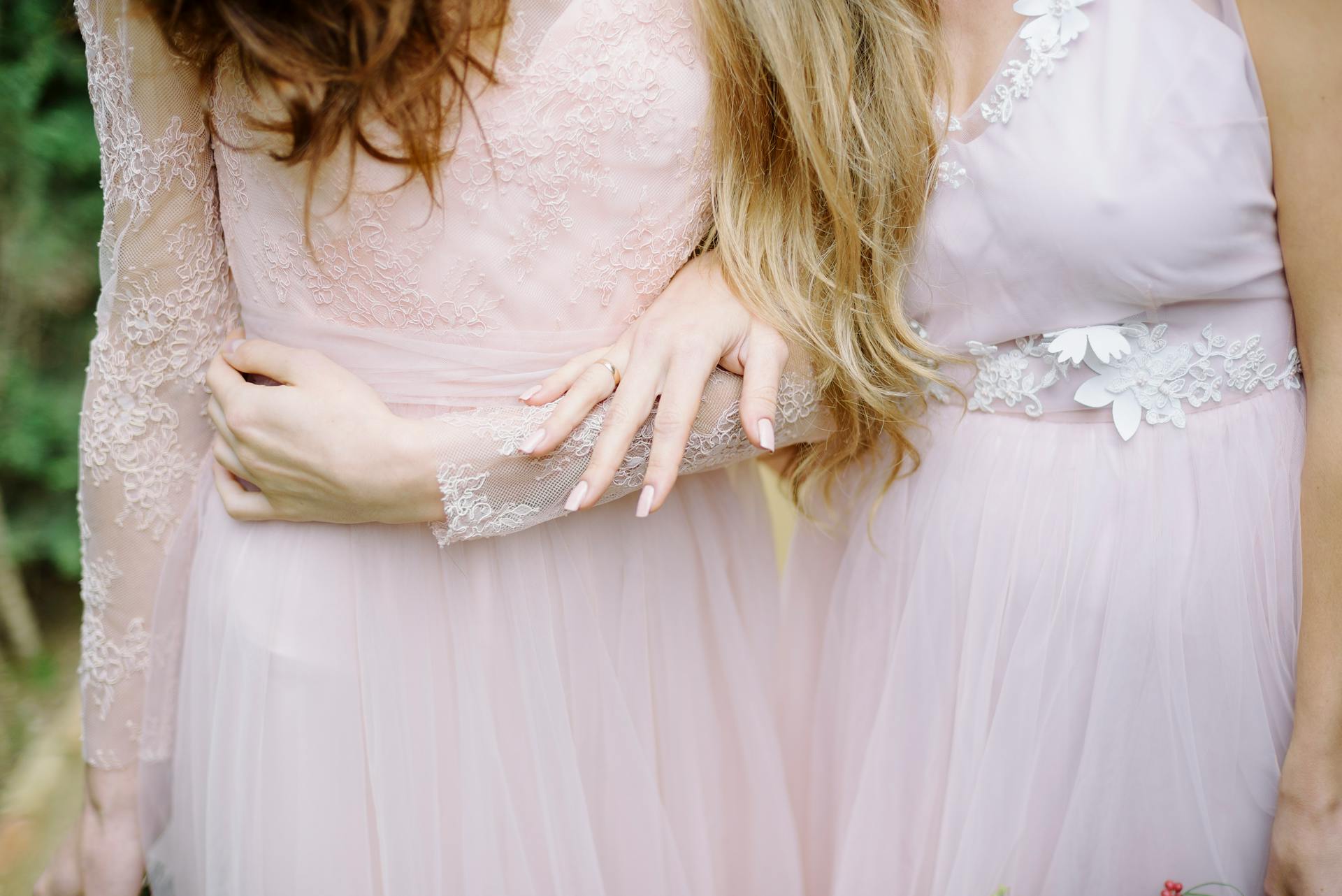 Un primer plano de las damas de honor de pie al aire libre | Fuente: Pexels