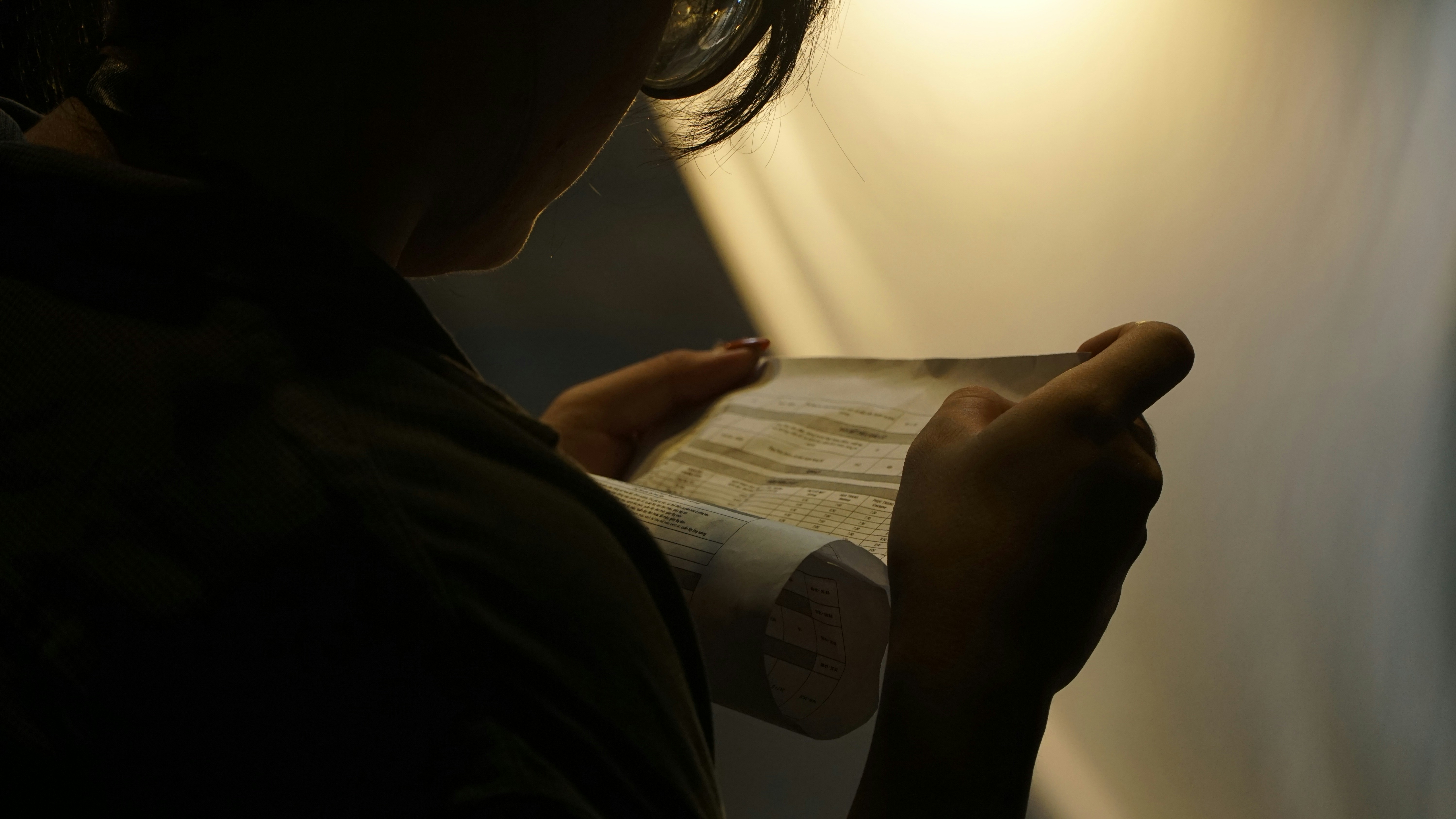 Una mujer examinando un documento | Fuente: Unsplash