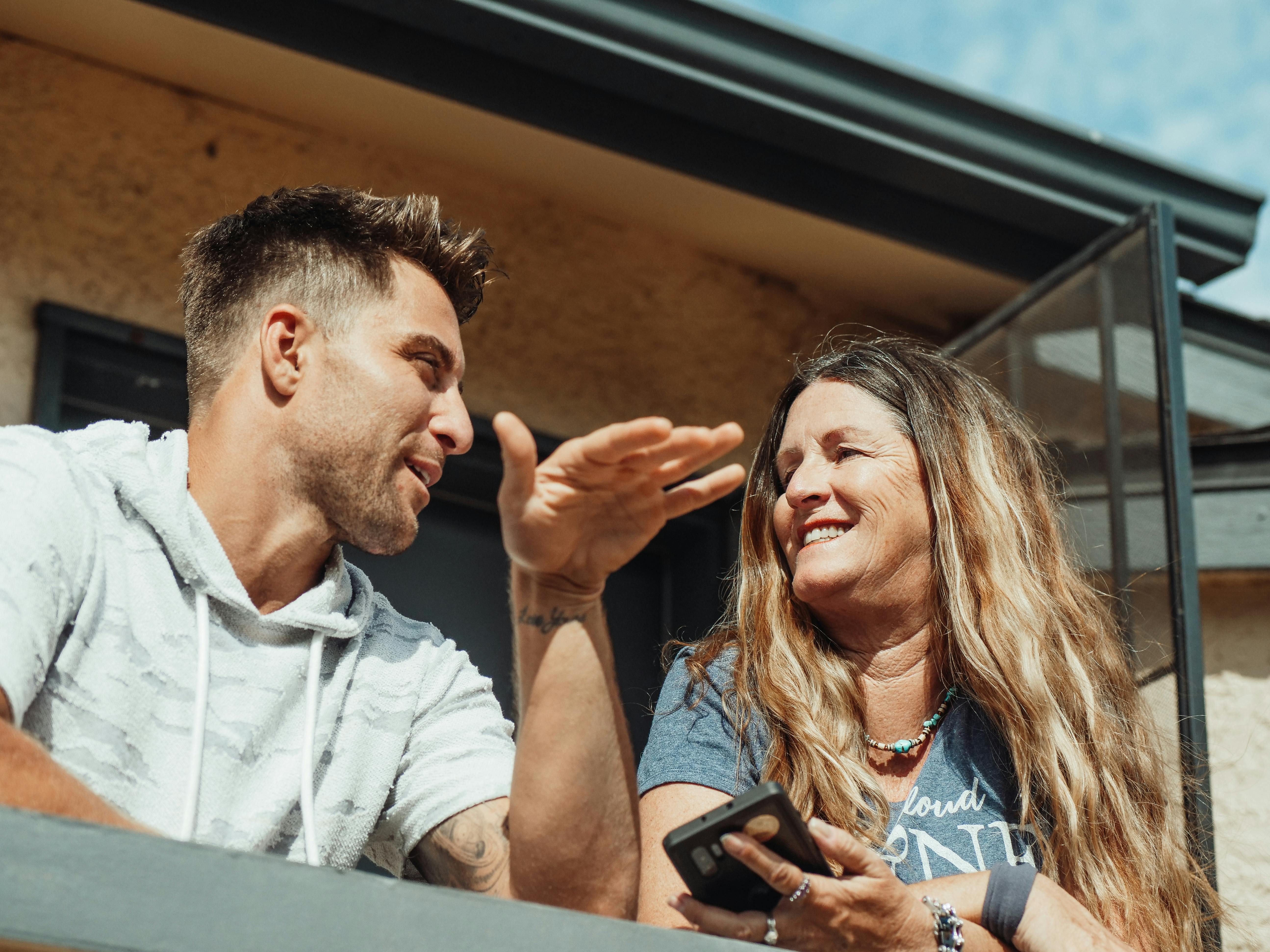 Anciana hablando con su hijo en un balcón | Fuente: Pexels