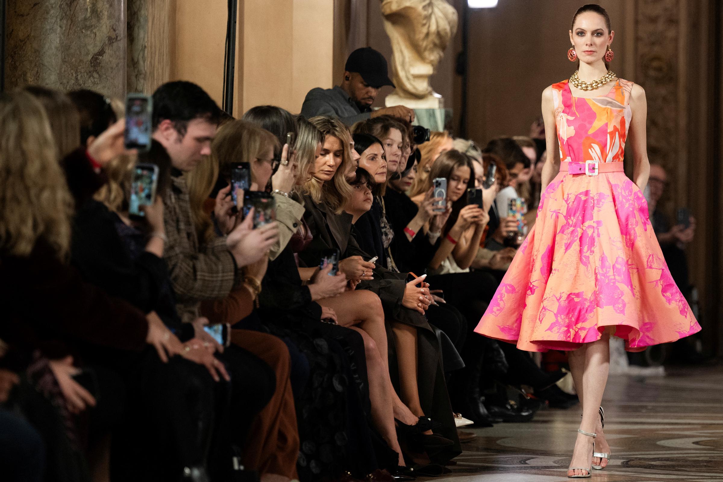 Una modelo presenta una creación de Max Alexander para el desfile de la colección prêt-à-porter femenina Otoño/Invierno 2026-2027, en el marco de la Semana de la Moda Femenina de París, en el Palais Garnier, París, el 3 de marzo de 2026. | Fuente: Getty Images