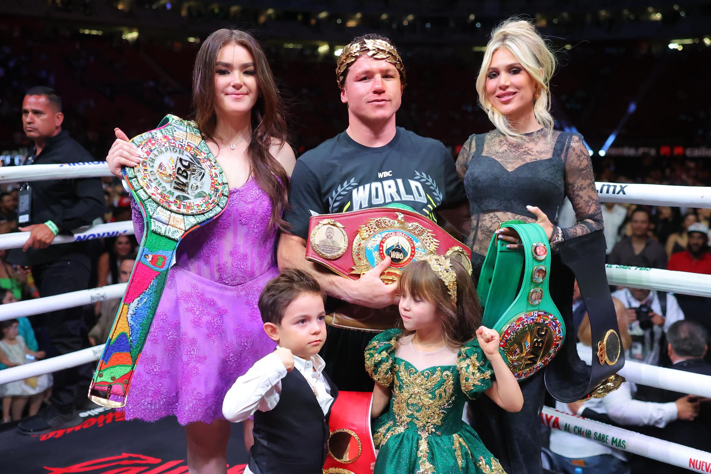 Saúl "Canelo" Álvarez celebra con su familia tras el combate por el Campeonato de Peso Supermediano contra John Ryder en el Estadio Akron el 6 de mayo de 2023 en Zapopan, México. | Fuente: Getty Images