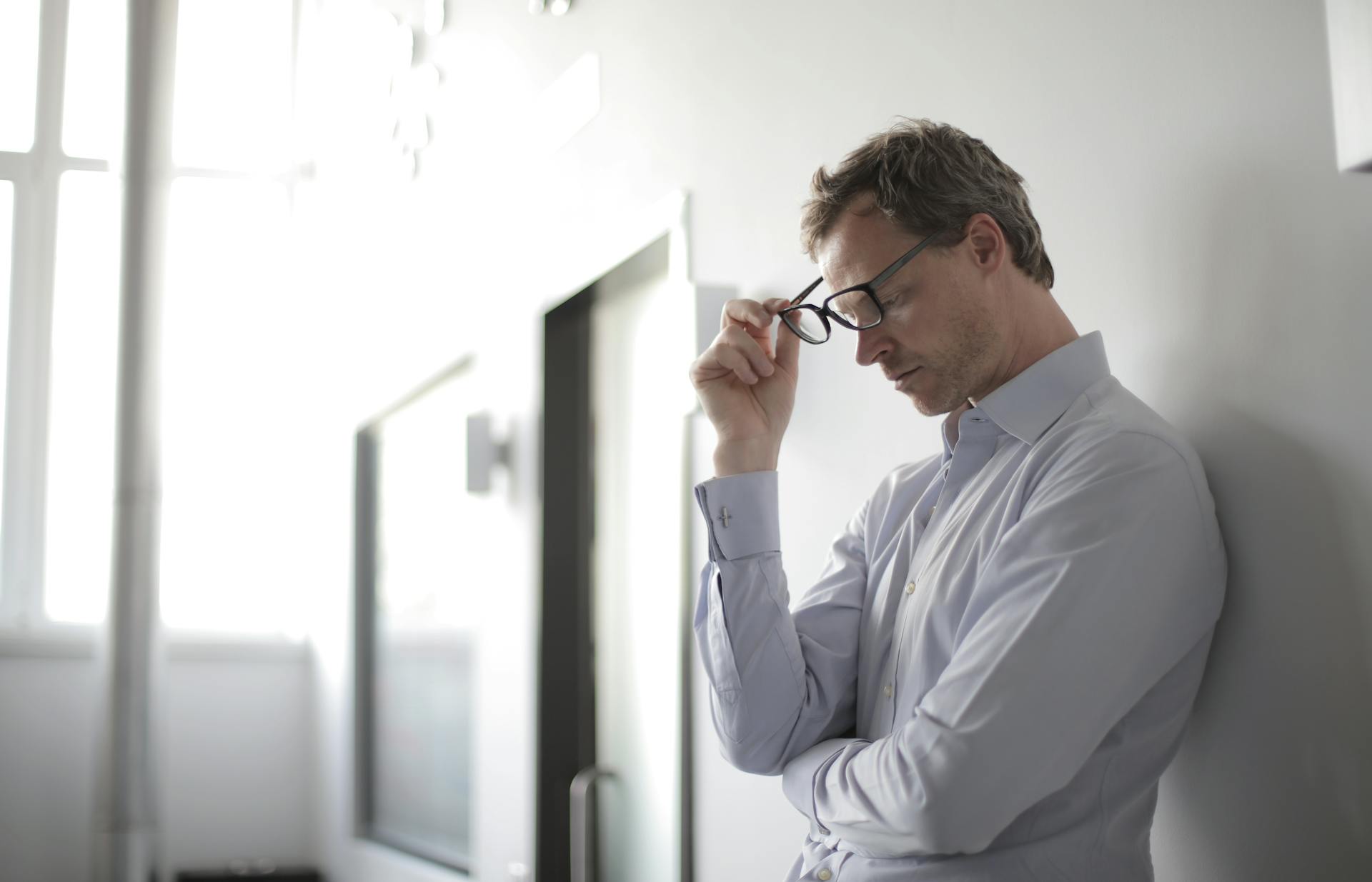 Un hombre quitándose las gafas | Fuente: Pexels