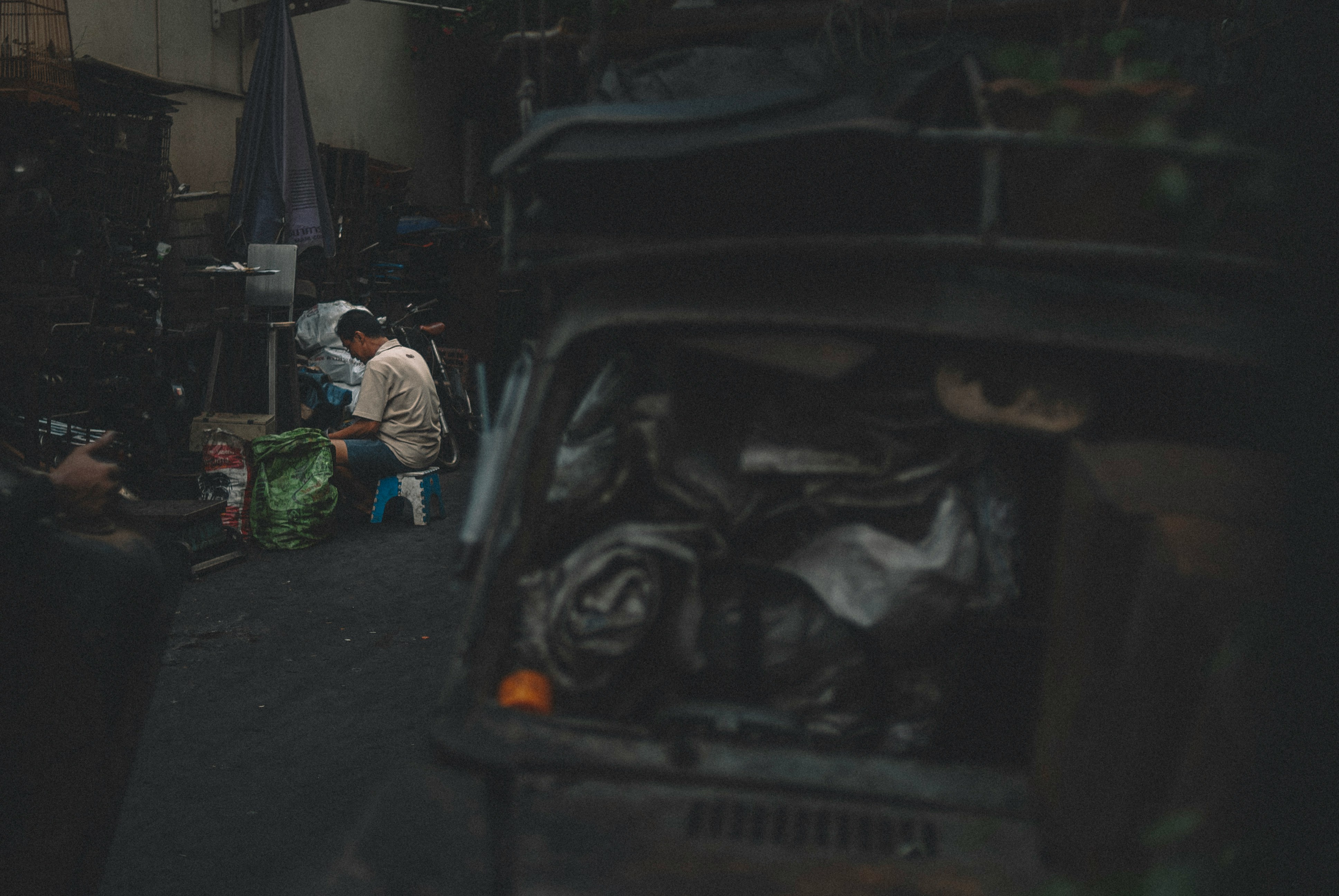 Un hombre sentado en su garaje | Fuente: Unsplash