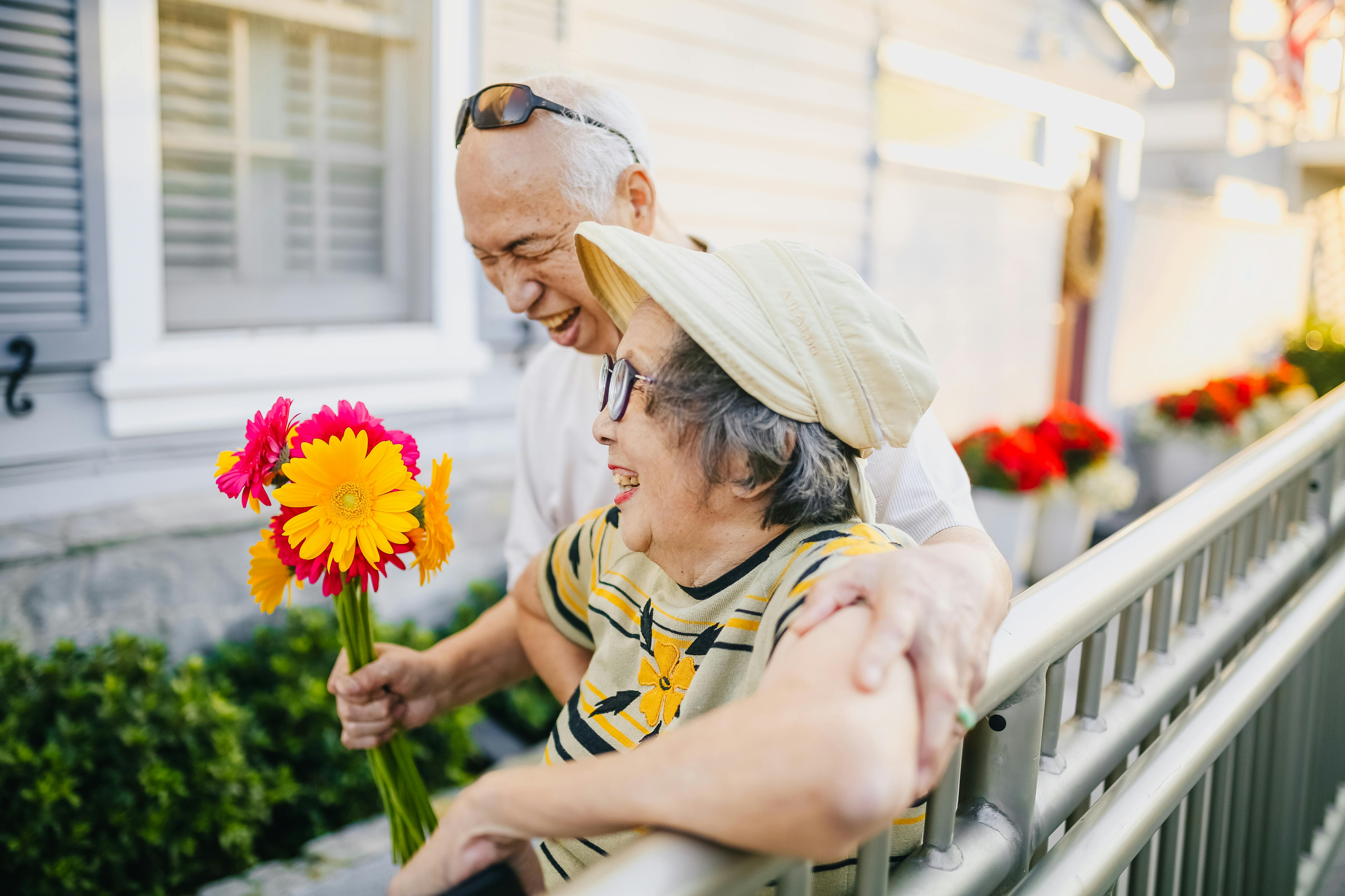 Hombre mayor regalando flores a su esposa | Fuente: Pexels