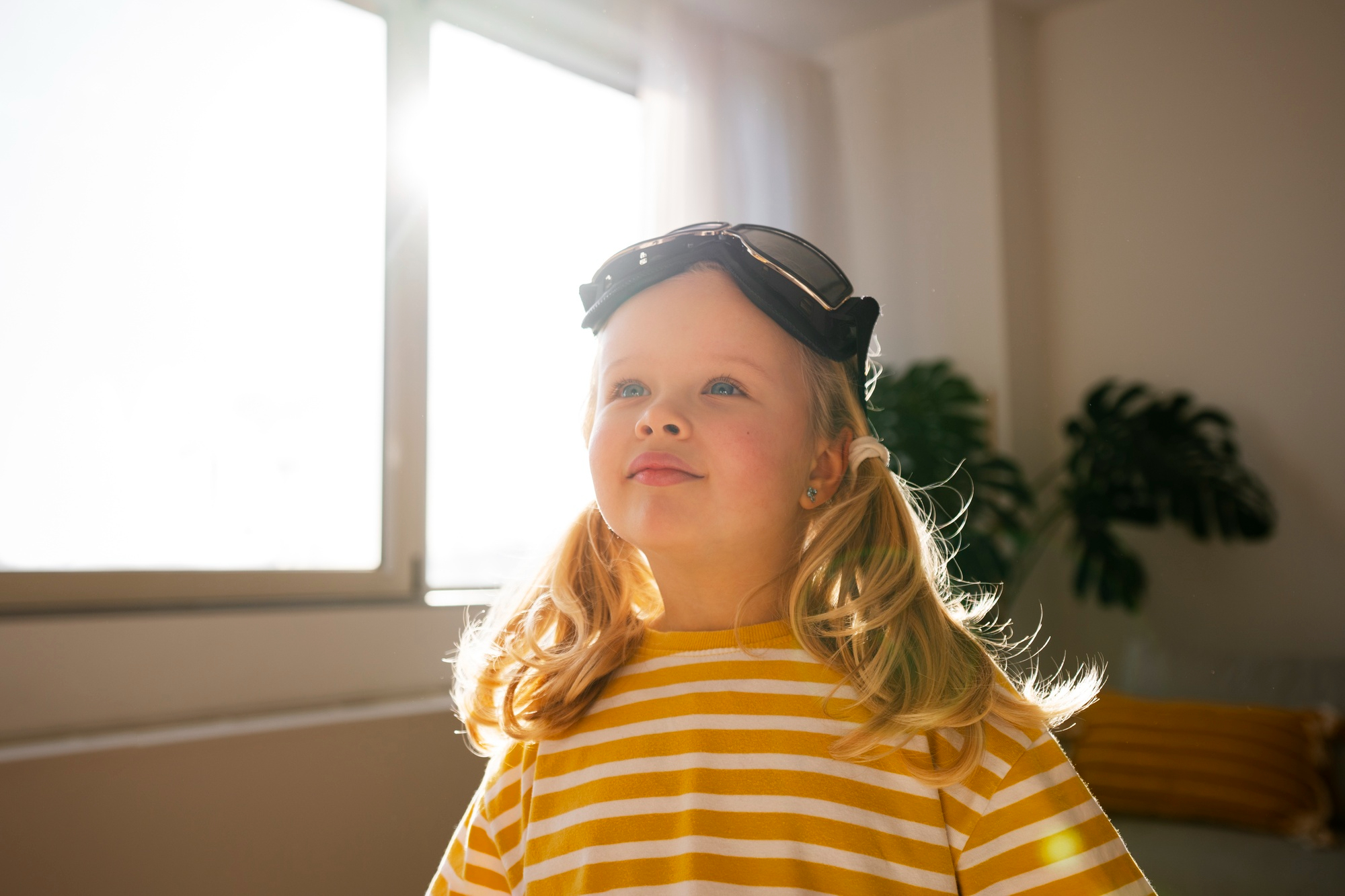 Una niña con una camiseta amarilla | Fuente: Freepik