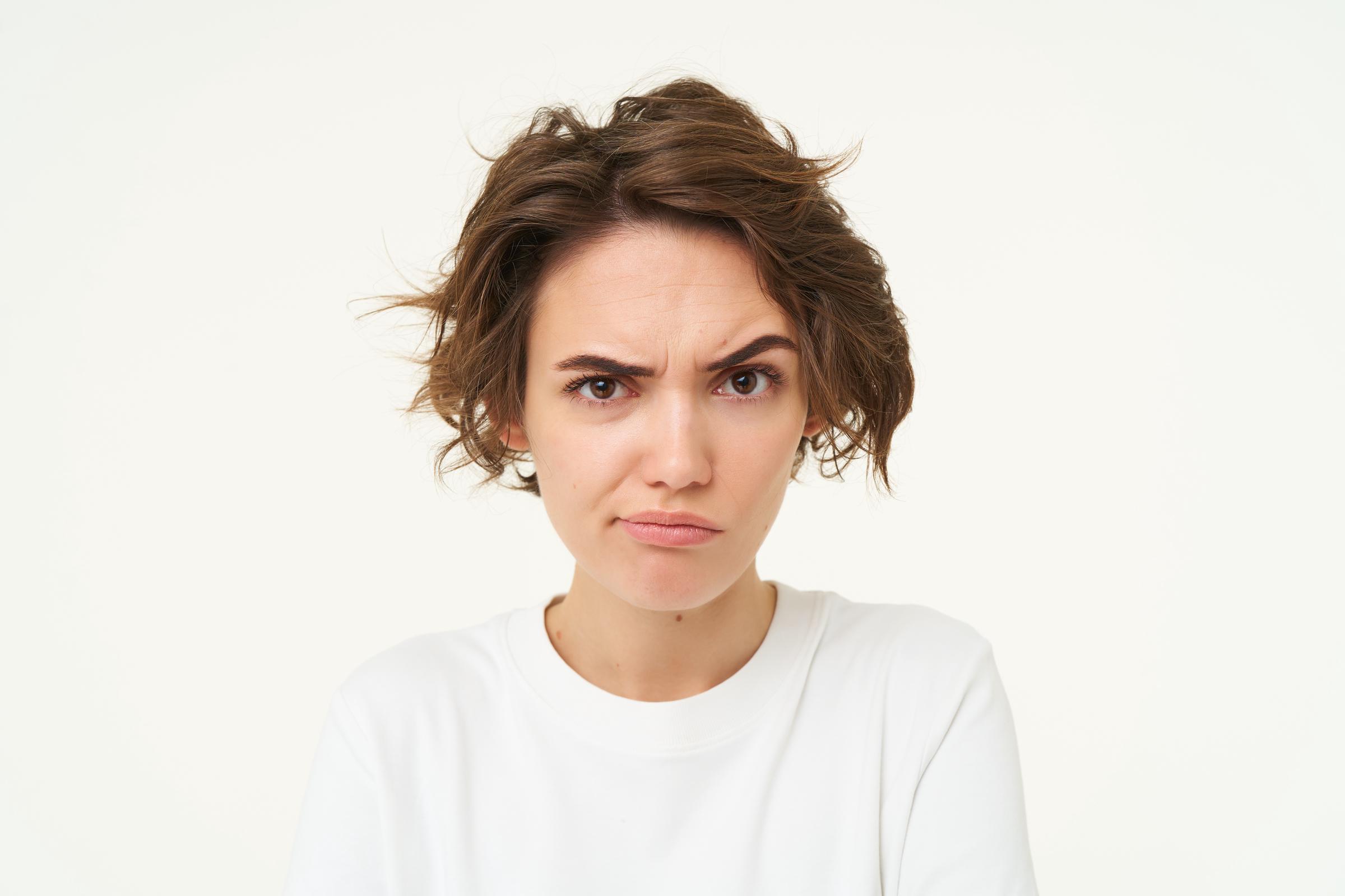 Una mujer frunciendo el ceño | Fuente: Freepik