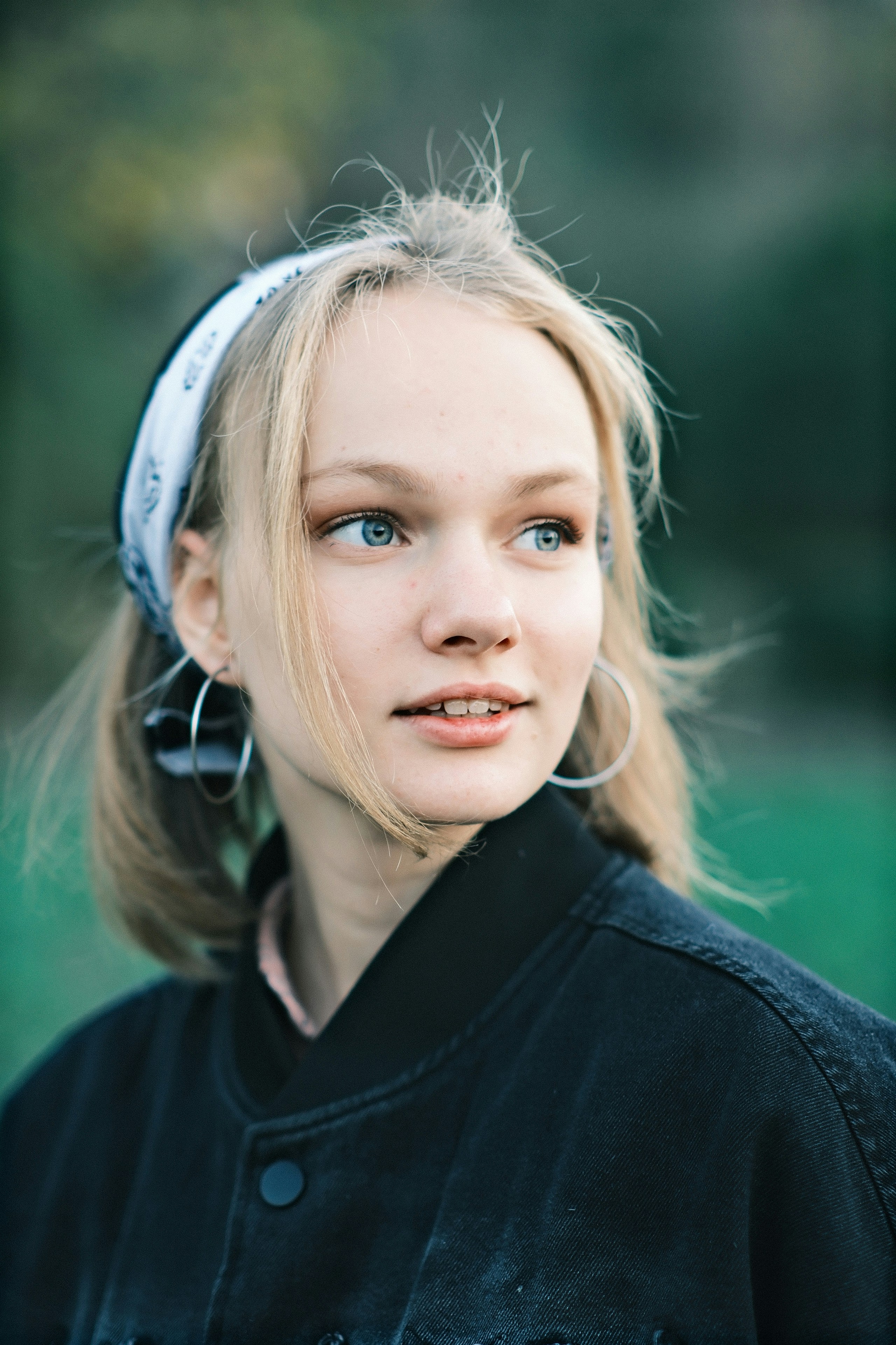 Una adolescente sonriente | Fuente: Unsplash
