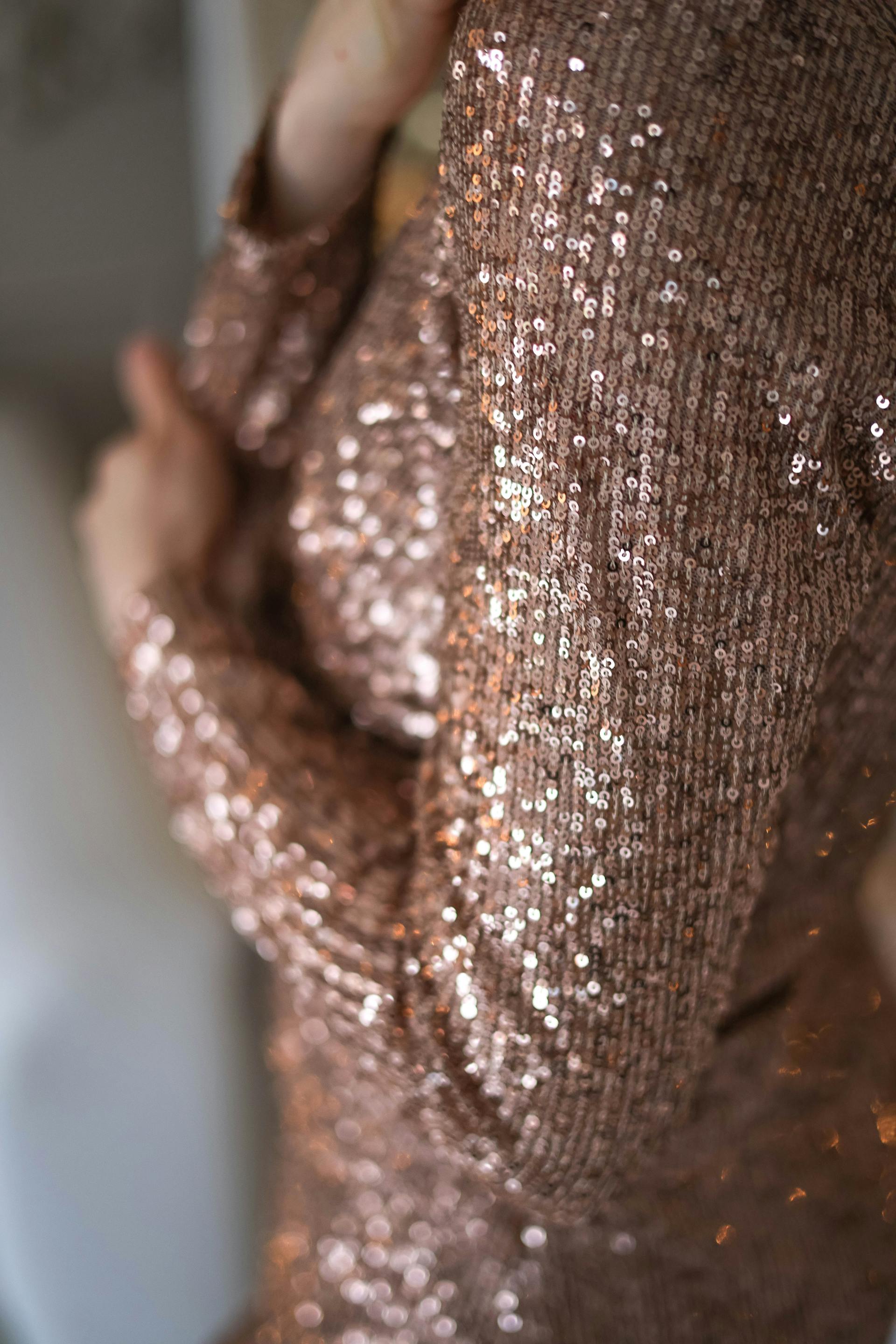 Primer plano de una mujer con un vestido de lentejuelas | Fuente: Pexels