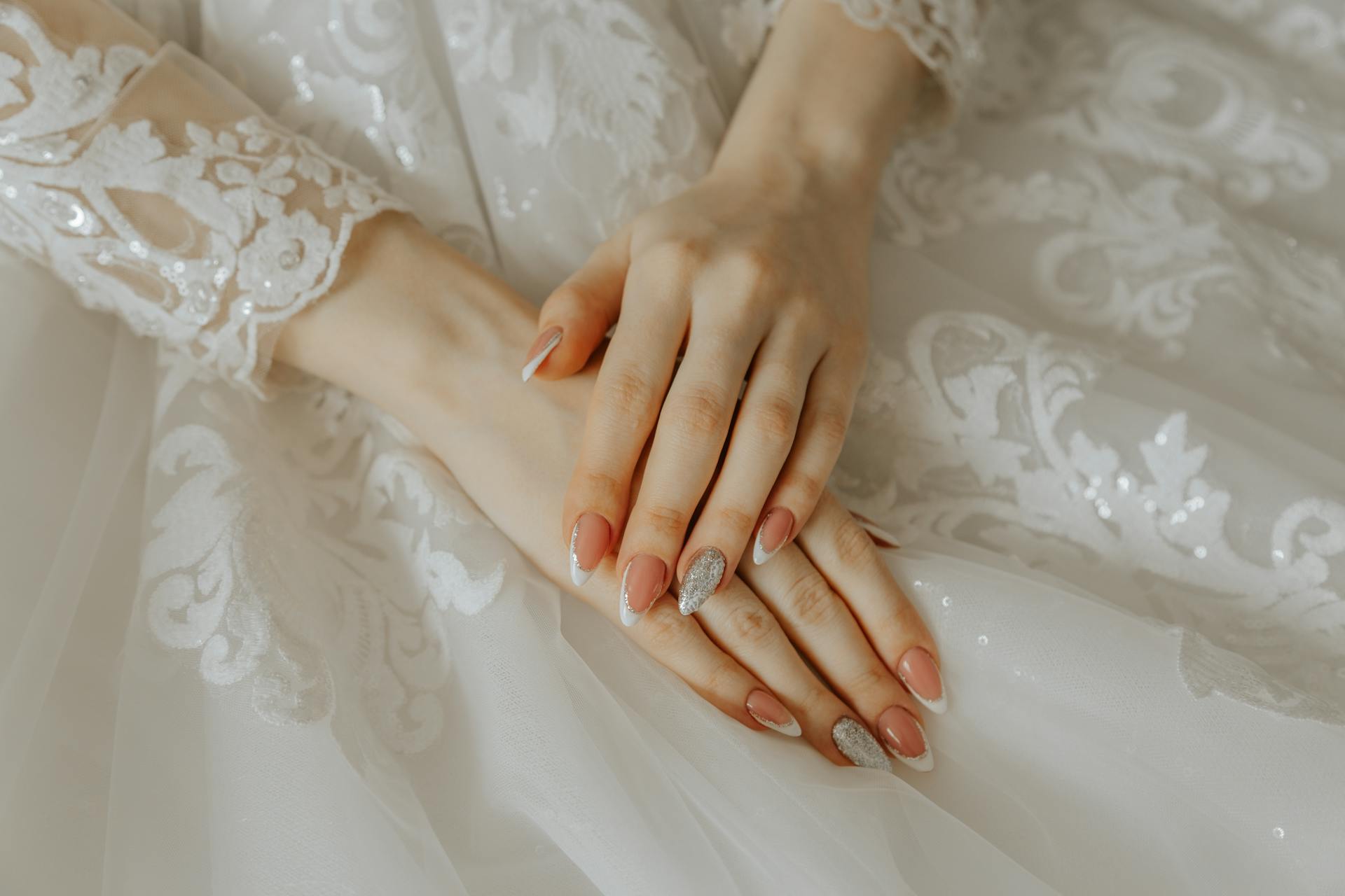 Una mujer con su vestido de novia | Fuente: Pexels