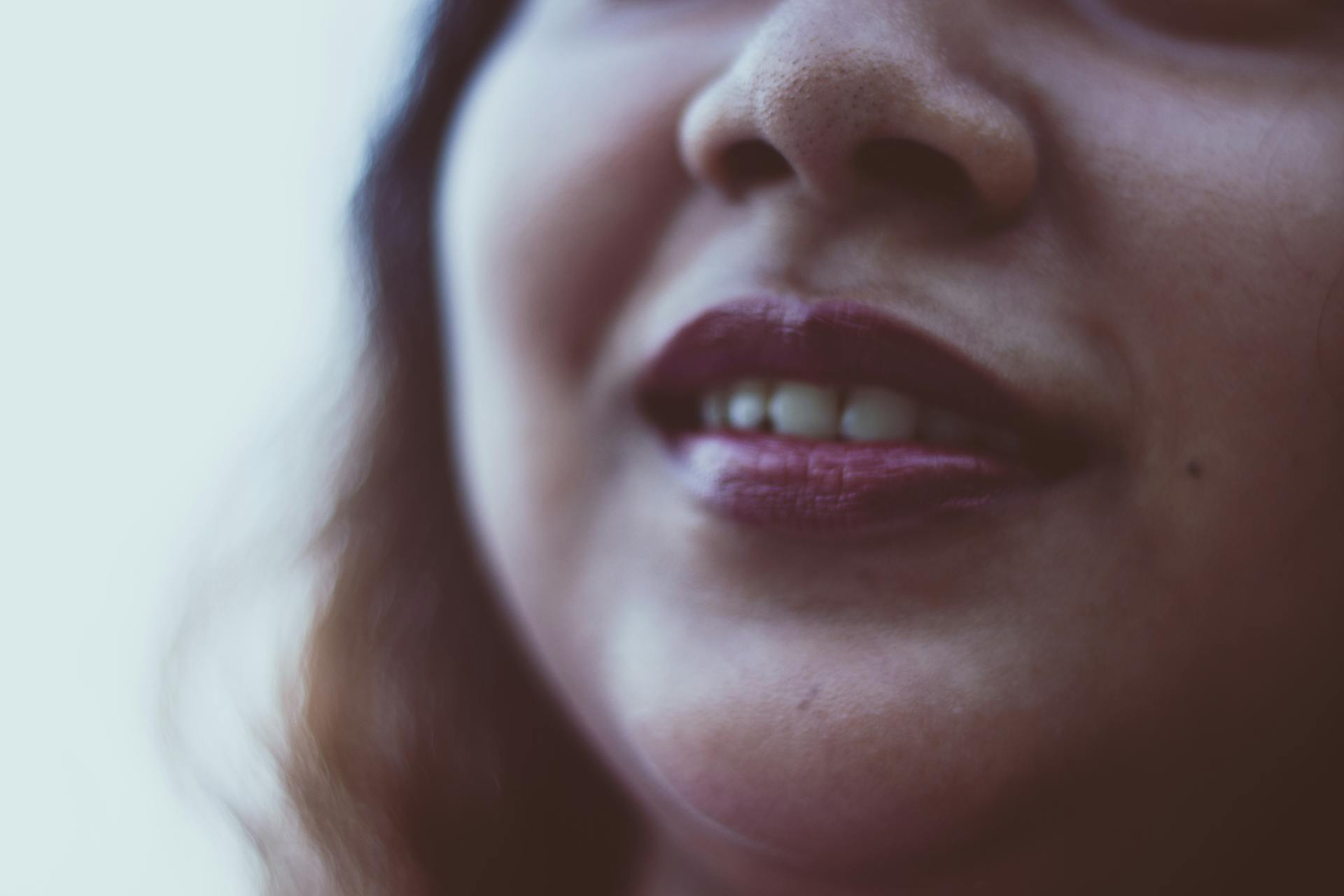 Una mujer sonriente | Fuente: Pexels