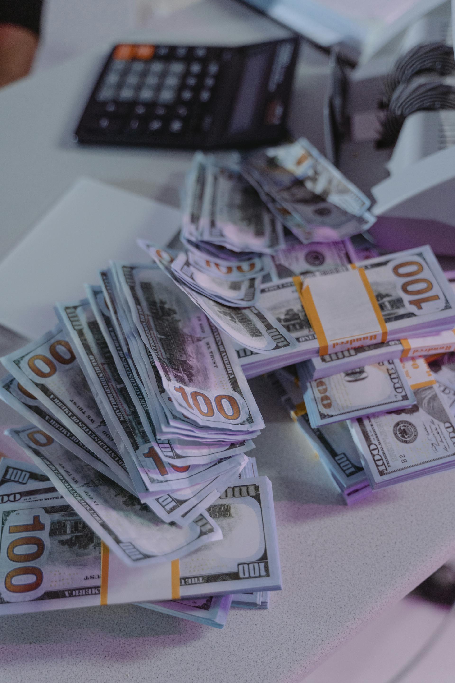 Fajos de billetes de 100 dólares sobre una mesa | Fuente: Pexels