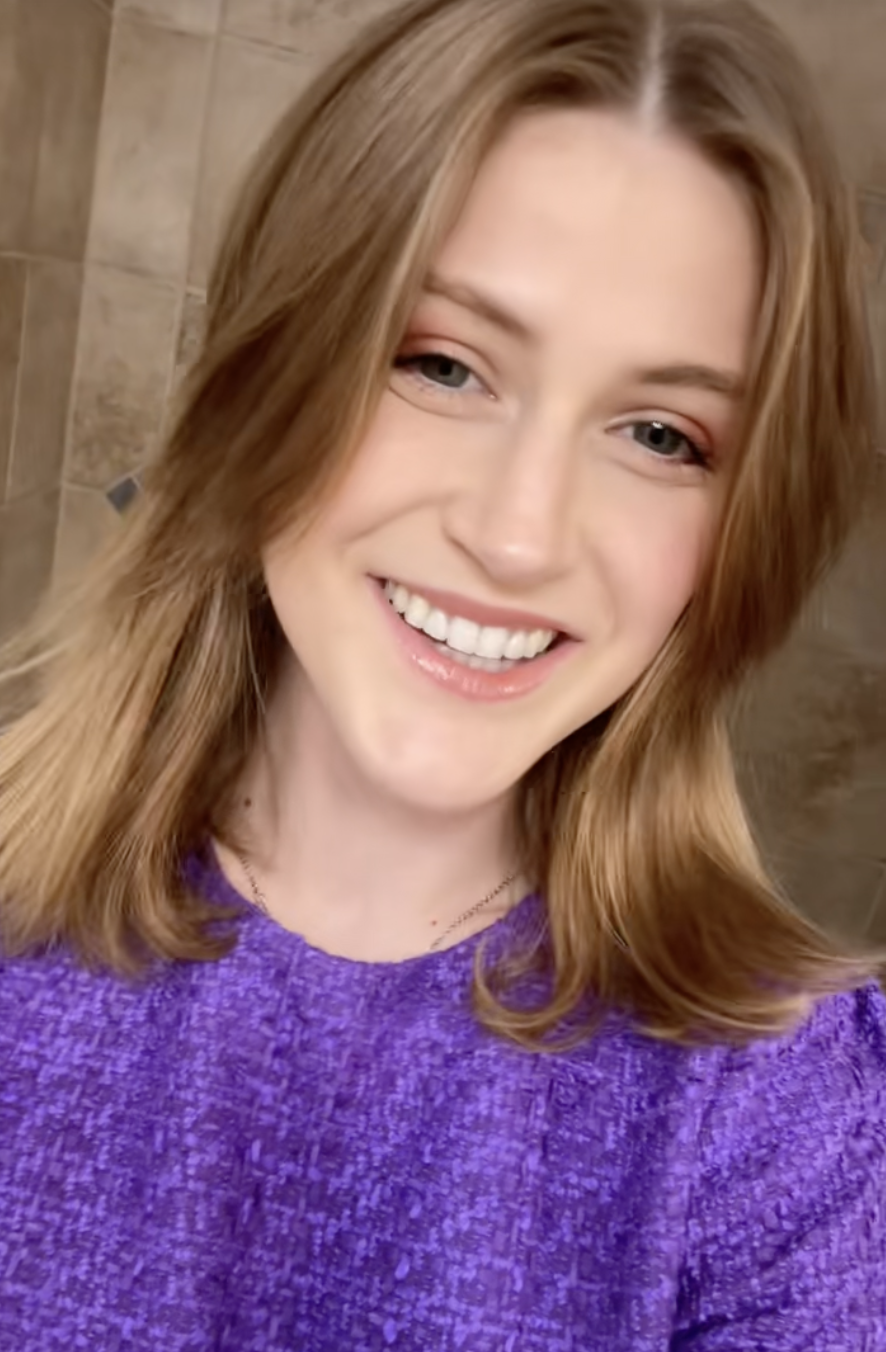 Con una vibrante blusa morada, Virginia Elder parece segura de sí misma y totalmente curada | Fuente: TikTok/virginiaeelder