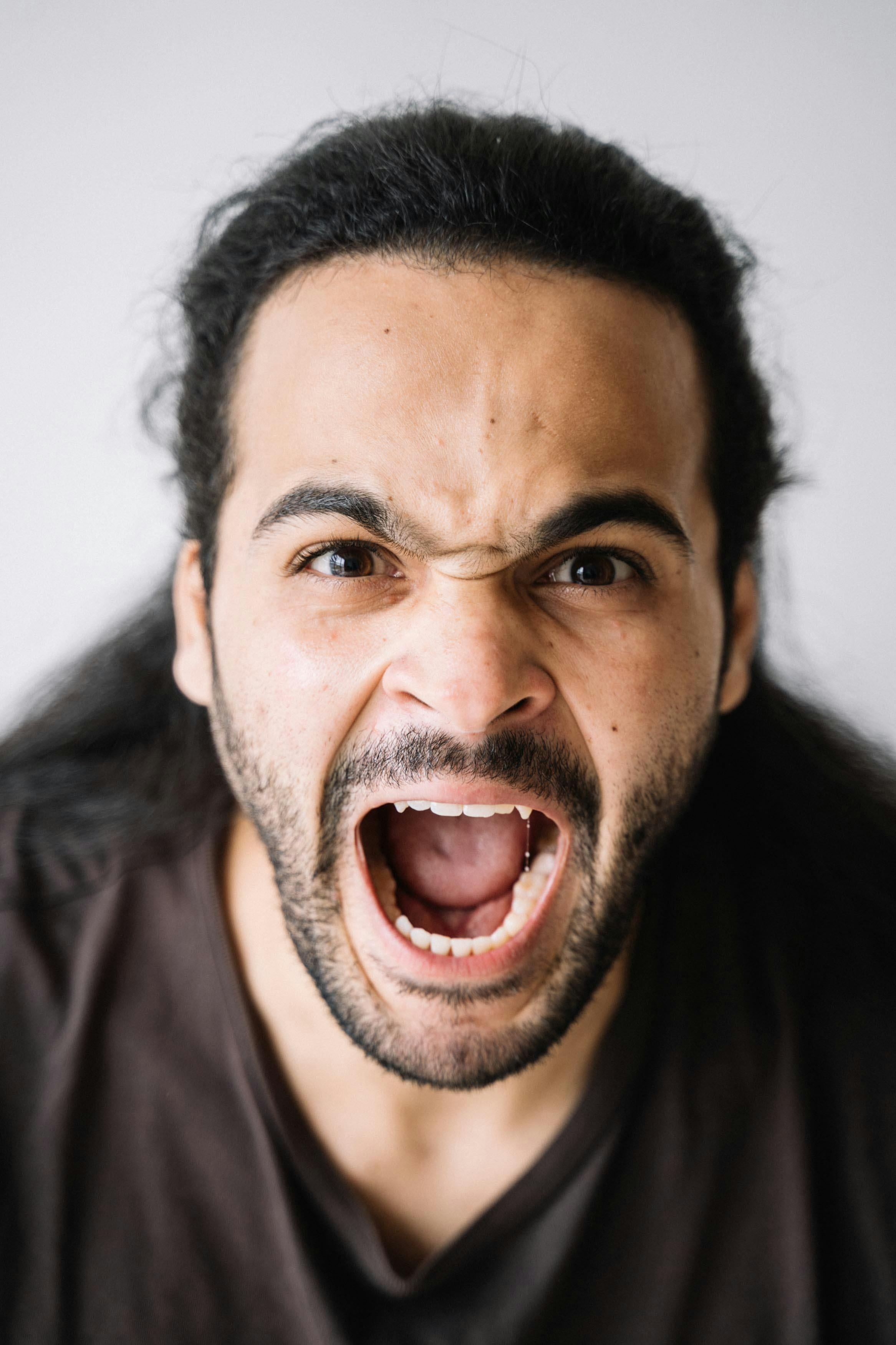Un hombre enfadado gritando | Fuente: Pexels