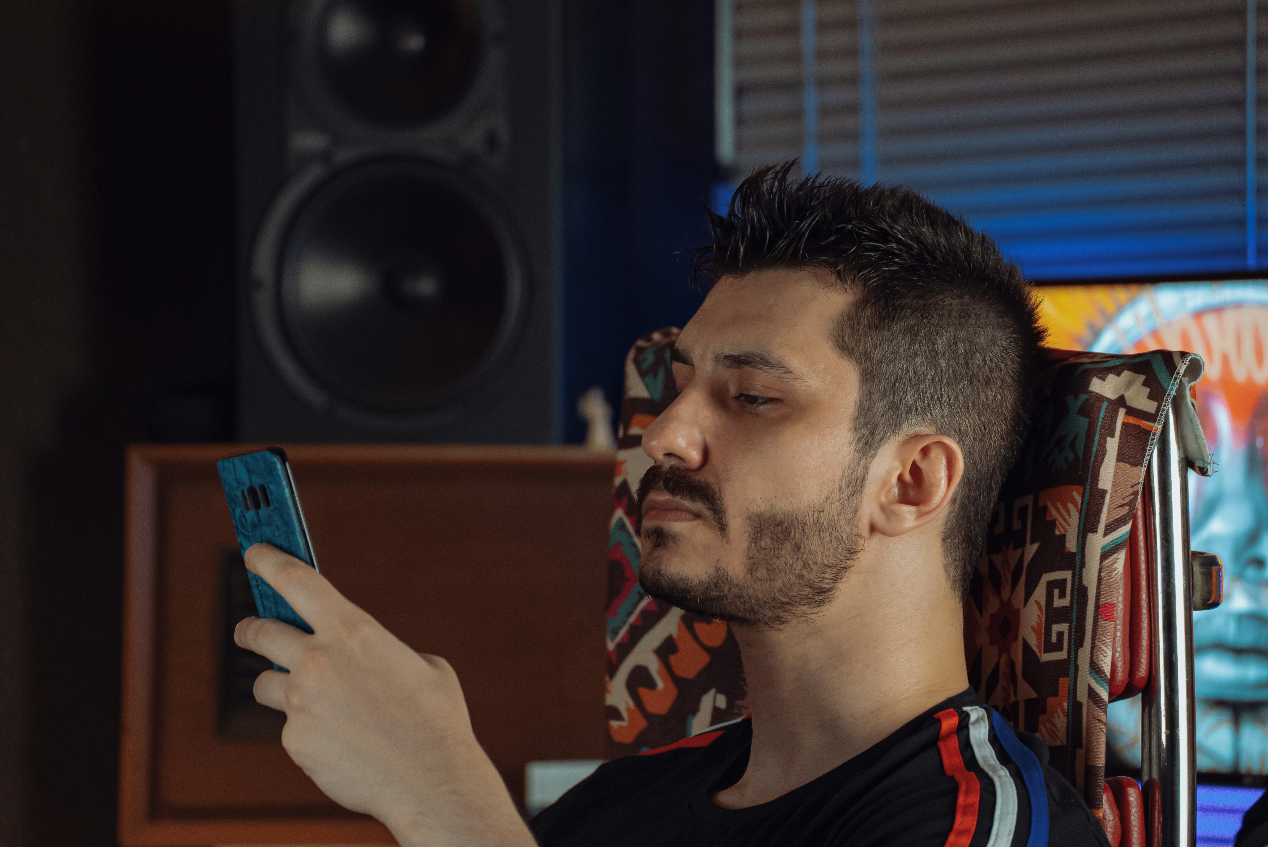 Hombre utilizando un teléfono móvil | Fuente: Unsplash