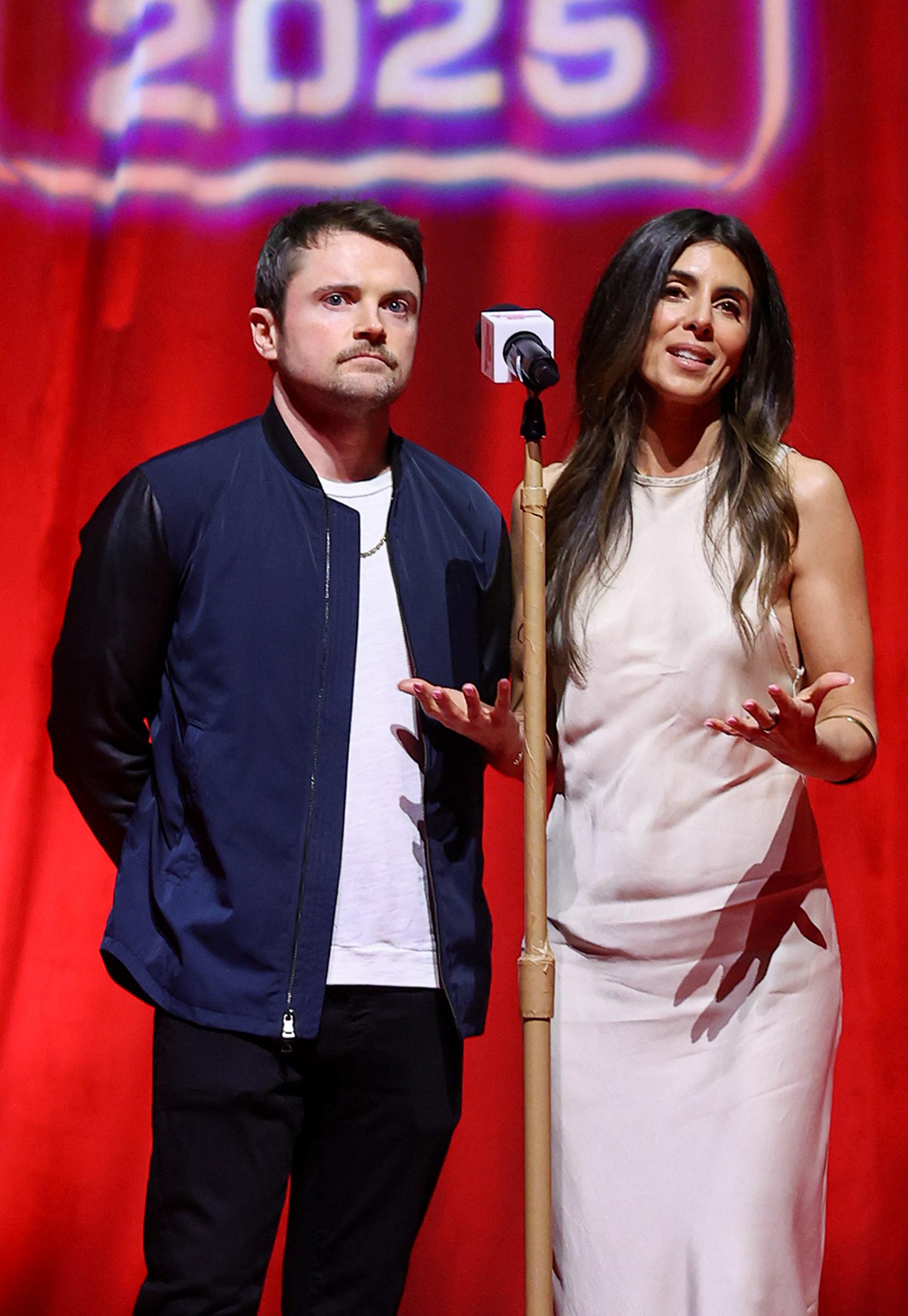 Robert Iler acaba de volver a la interpretación tras un largo parón en el mundo del espectáculo. En esta foto, él y Jamie-Lynn Sigler hablaban en el escenario durante el