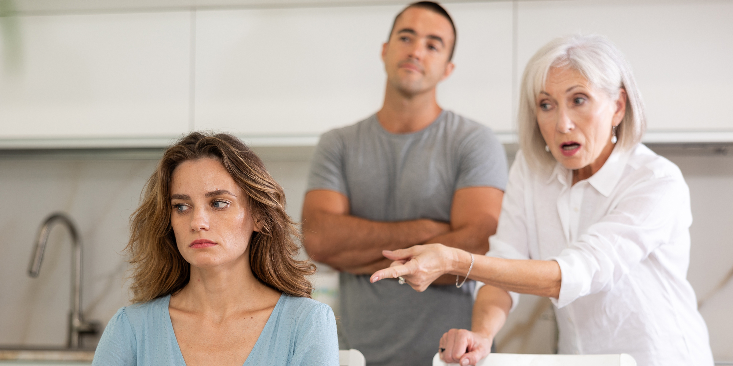 Una mujer siendo reprendida por su suegra | Fuente: Shutterstock