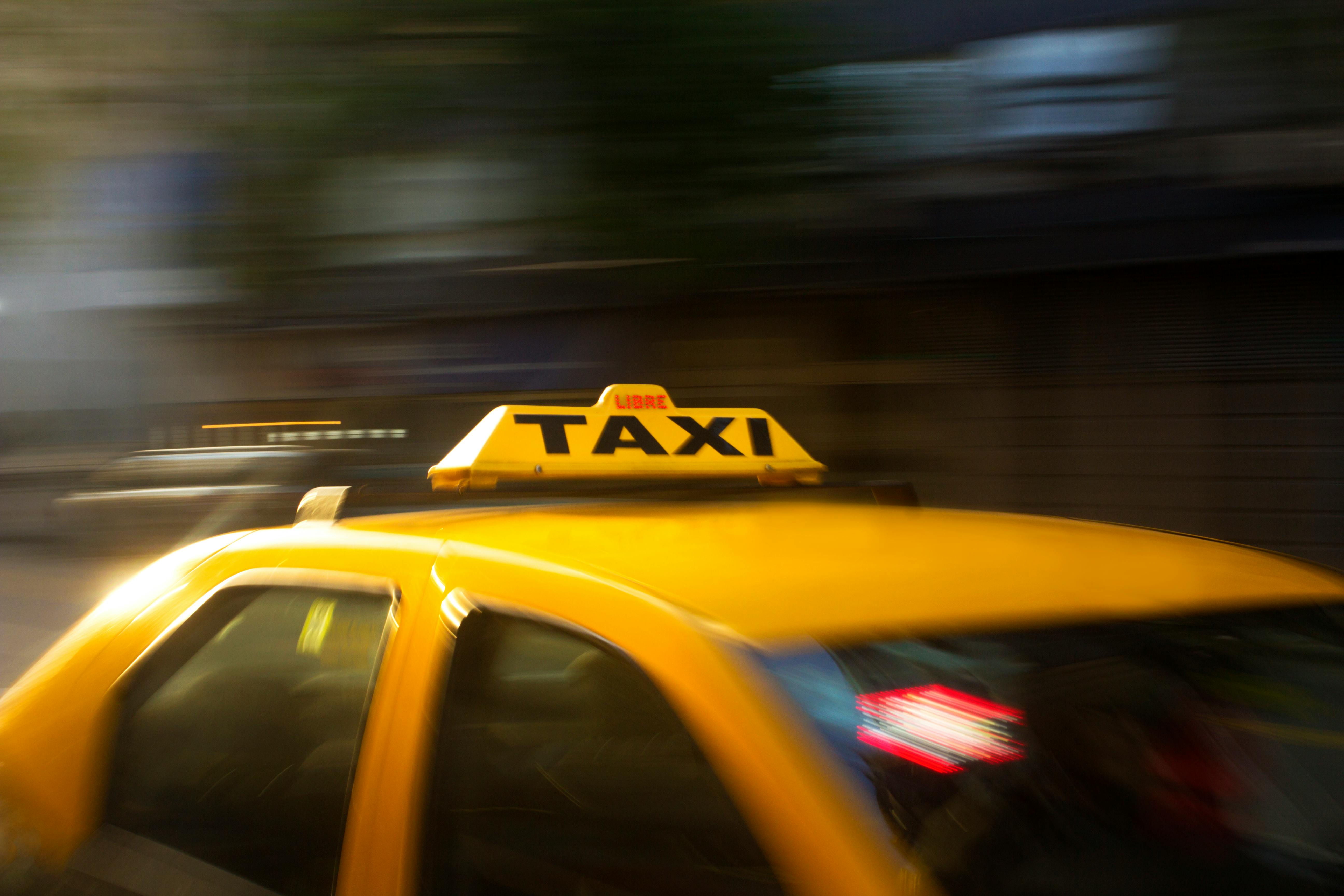 Un taxi amarillo en la carretera | Fuente: Pexels