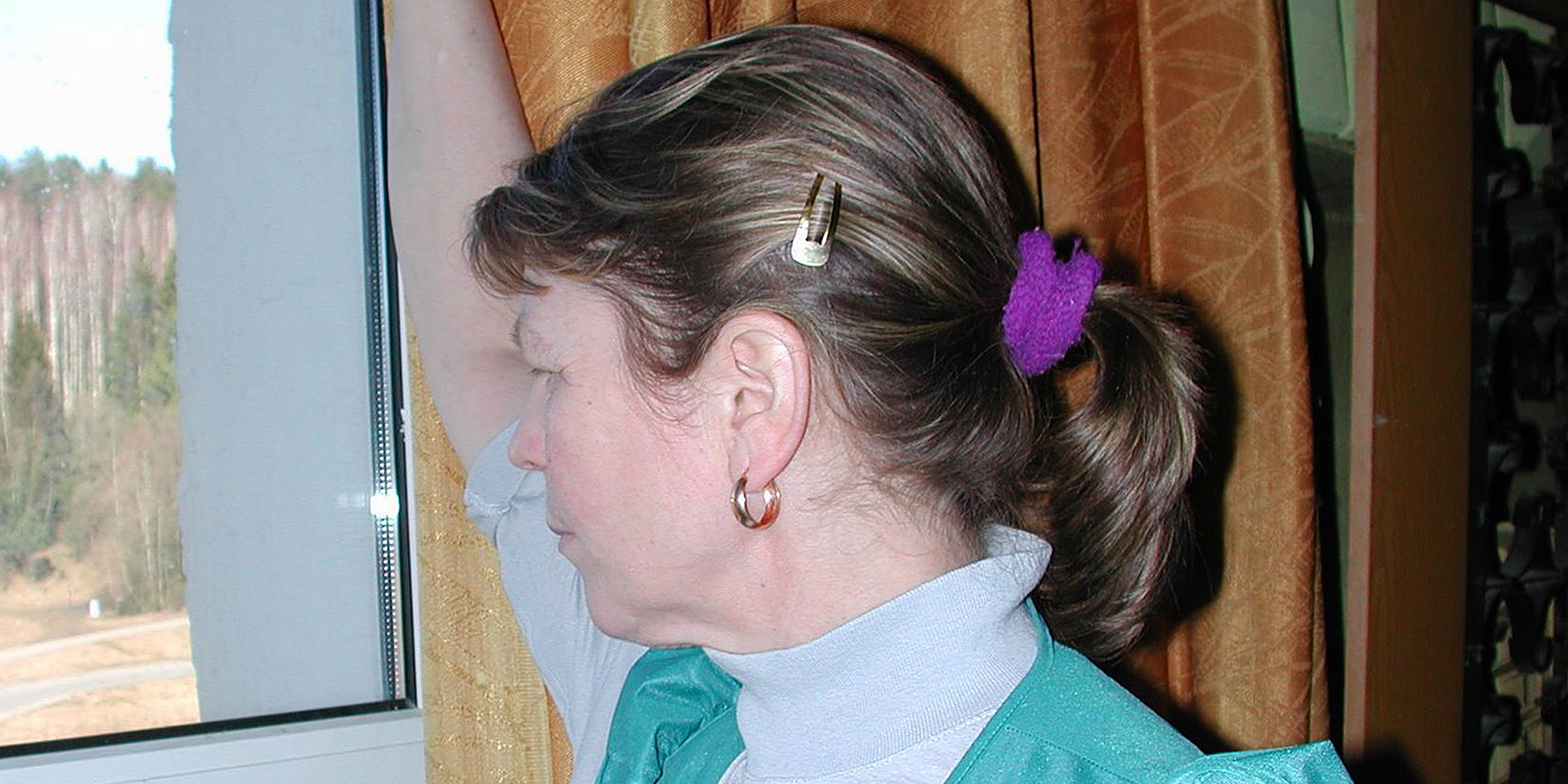 Una mujer junto a una ventana | Fuente: Flickr