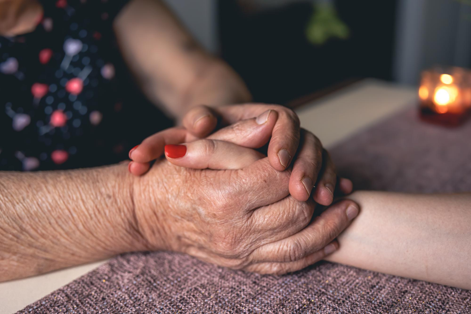 Una mujer mayor cogiendo de la mano a una joven | Fuente: Freepik