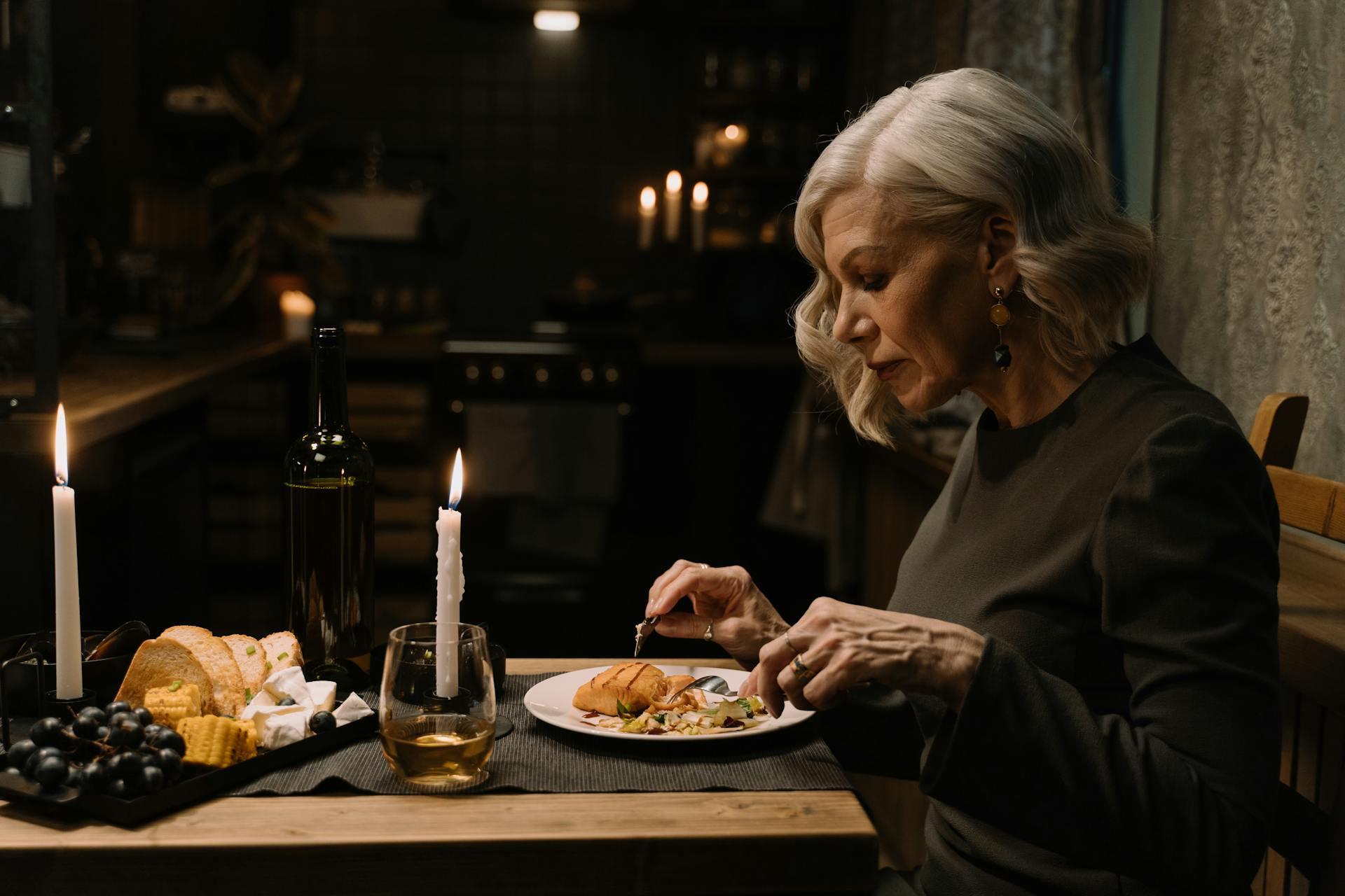 Una mujer cenando sola | Fuente: Pexels