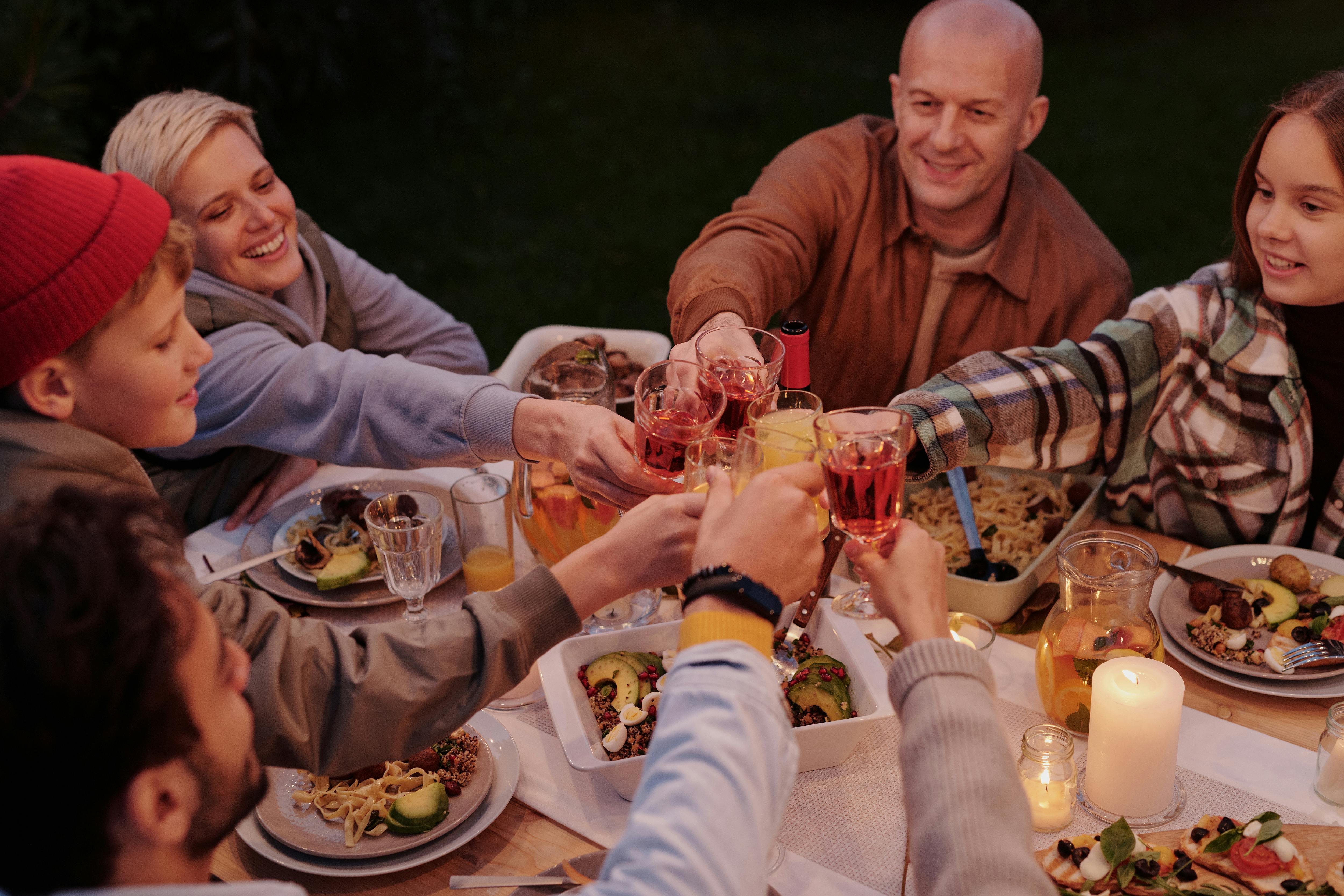 Una familia brindando | Fuente: Pexels