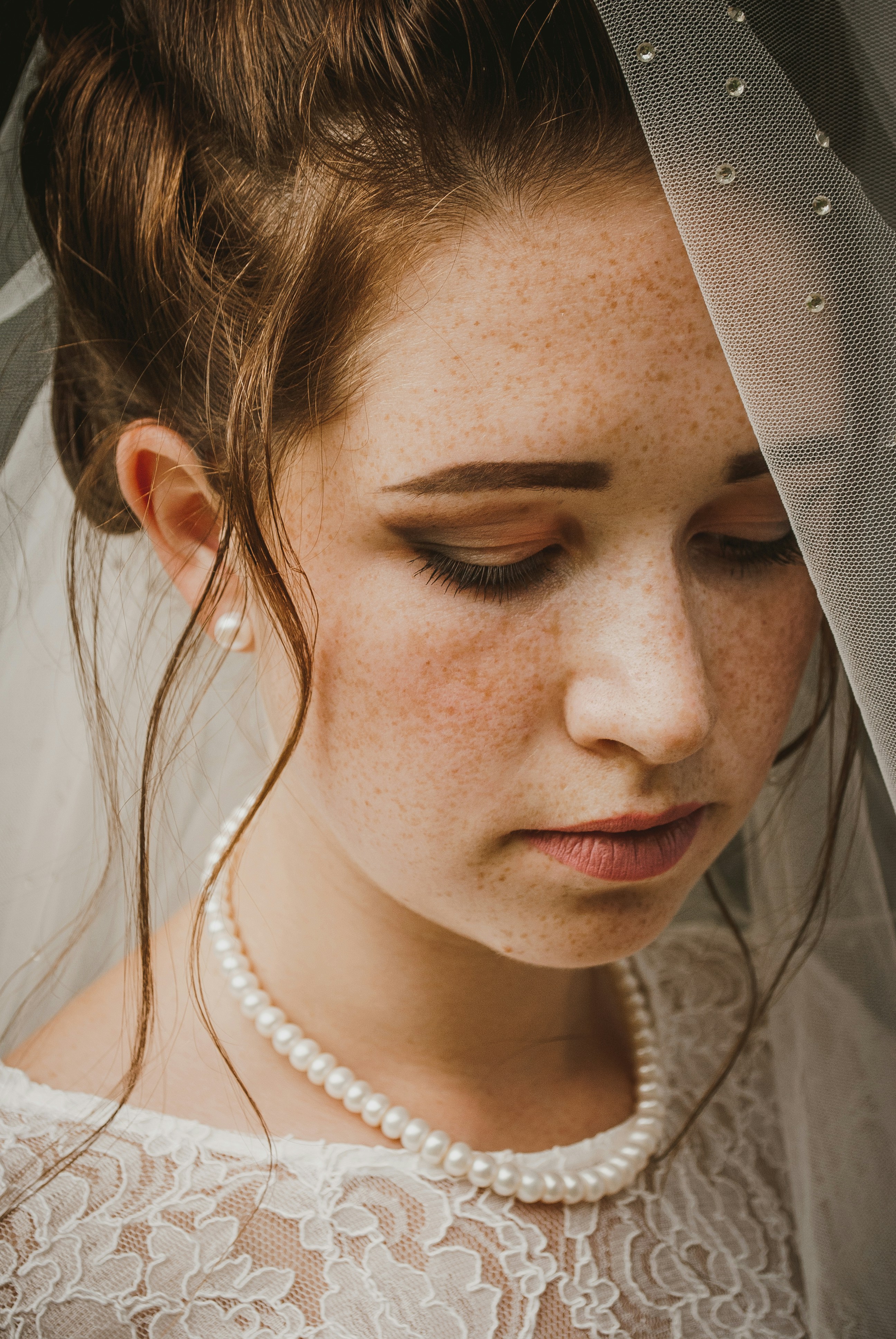 Una novia mirando hacia abajo | Fuente: Unsplash