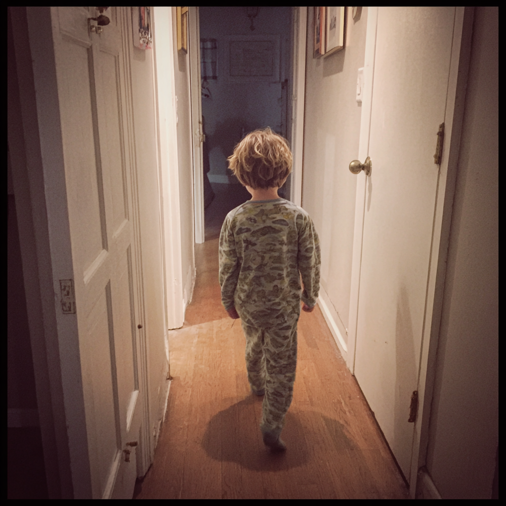 Un niño caminando por un pasillo | Fuente: Midjourney