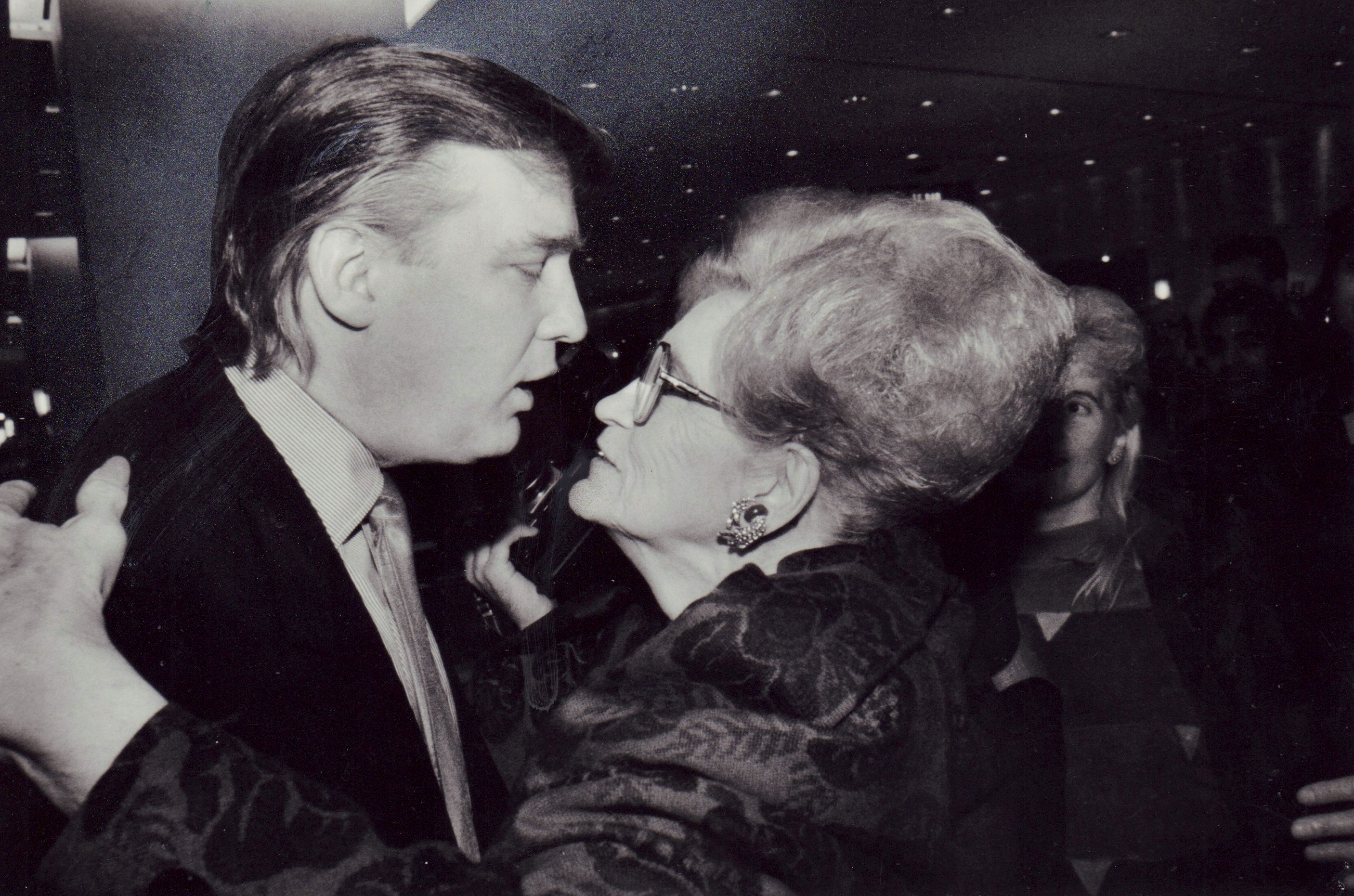 Donald Trump abraza a su madre Mary Trump en la inauguración de las primeras Galerías Lafayette el 28 de septiembre de 1991 | Fuente: Getty Images