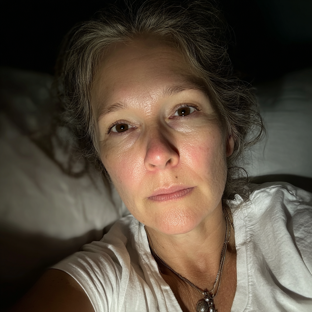 Una mujer tumbada en su cama | Fuente: Midjourney