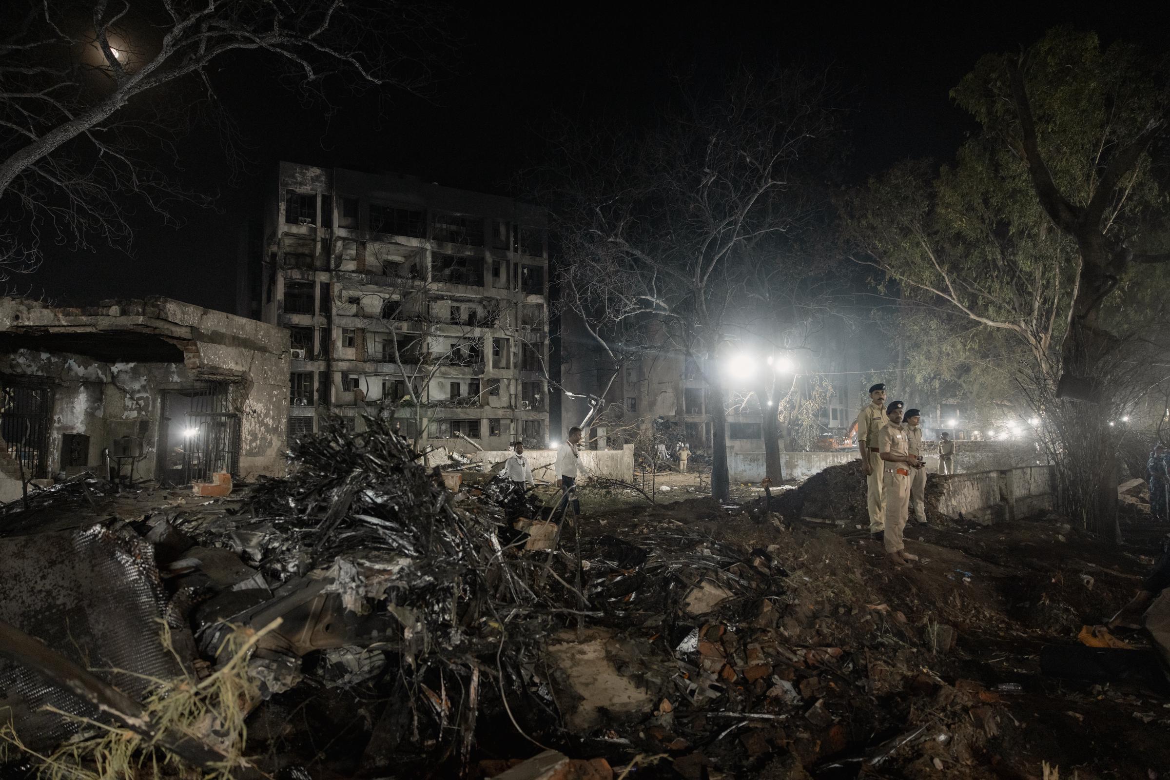 Guardias de seguridad vigilan en el lugar donde se estrelló el avión de Air India el 12 de junio de 2025 en Ahmedabad, India. | Fuente: Getty Images