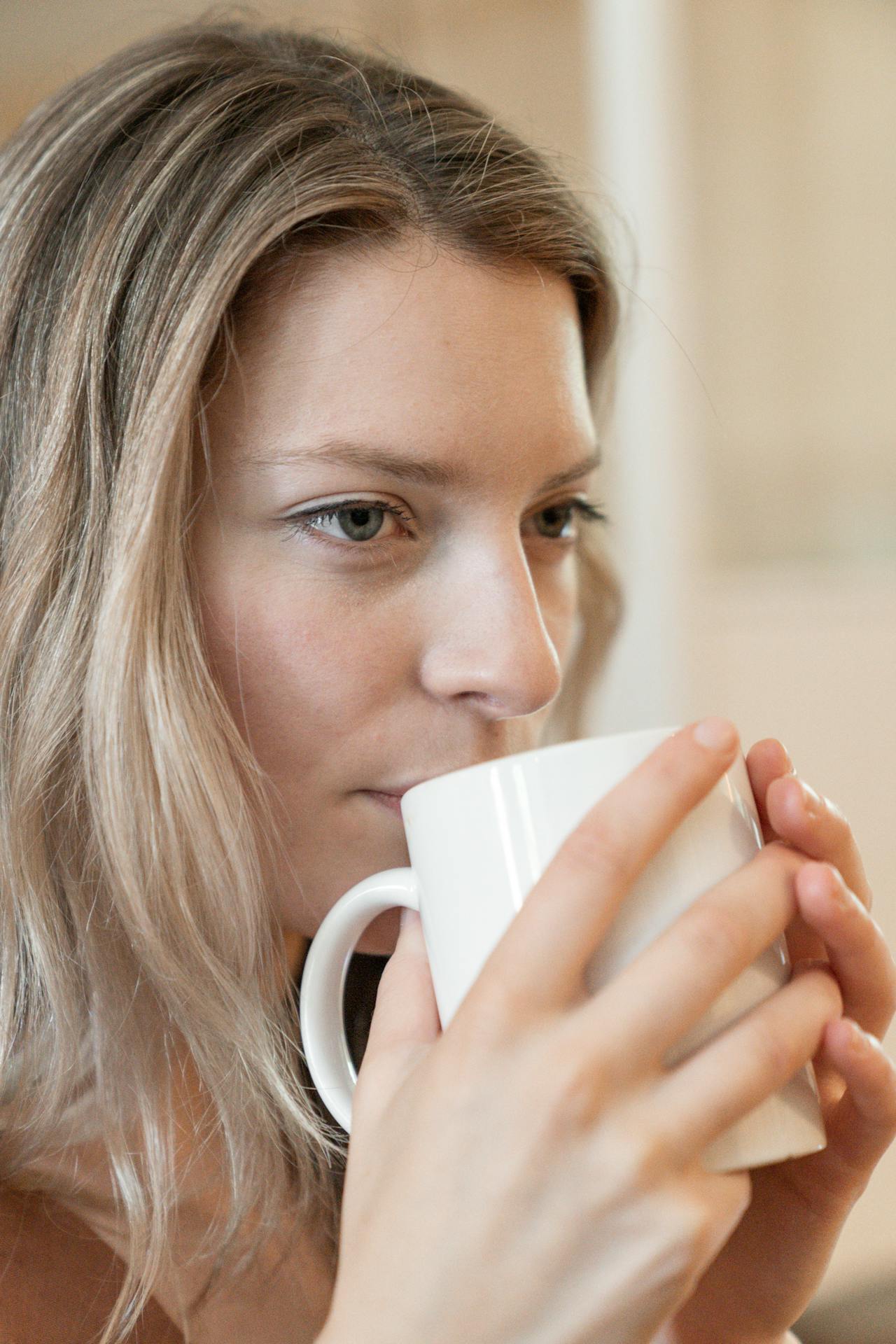 Una mujer bebiendo una taza de café | Fuente: Pexels