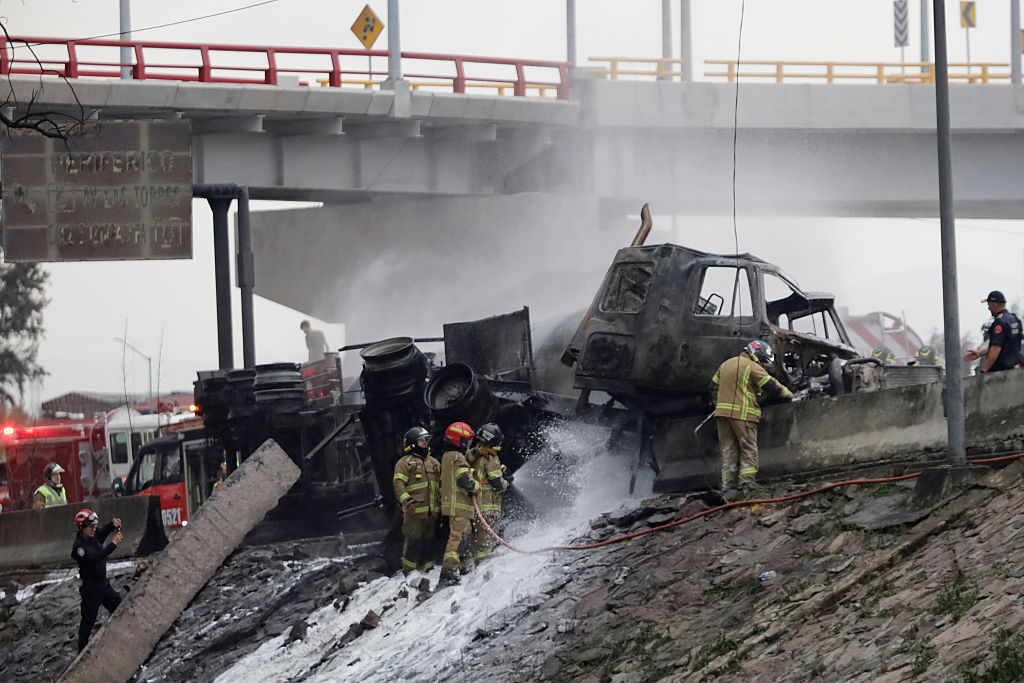 Bomberos atienden vehículos en llamas luego de la explosión de un gasoducto en la localidad de La Concordia, en la delegación Iztapalapa de la Ciudad de México, México, el 10 de septiembre de 2025. | Fuente: Getty Images.