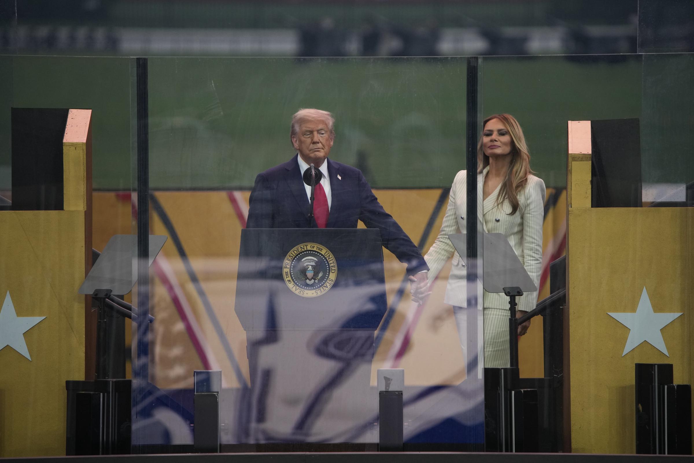 El presidente Donald Trump y la primera dama Melania Trump juntos al final del desfile del Ejército de EE.UU. el 14 de junio de 2025 | Fuente: Getty Images