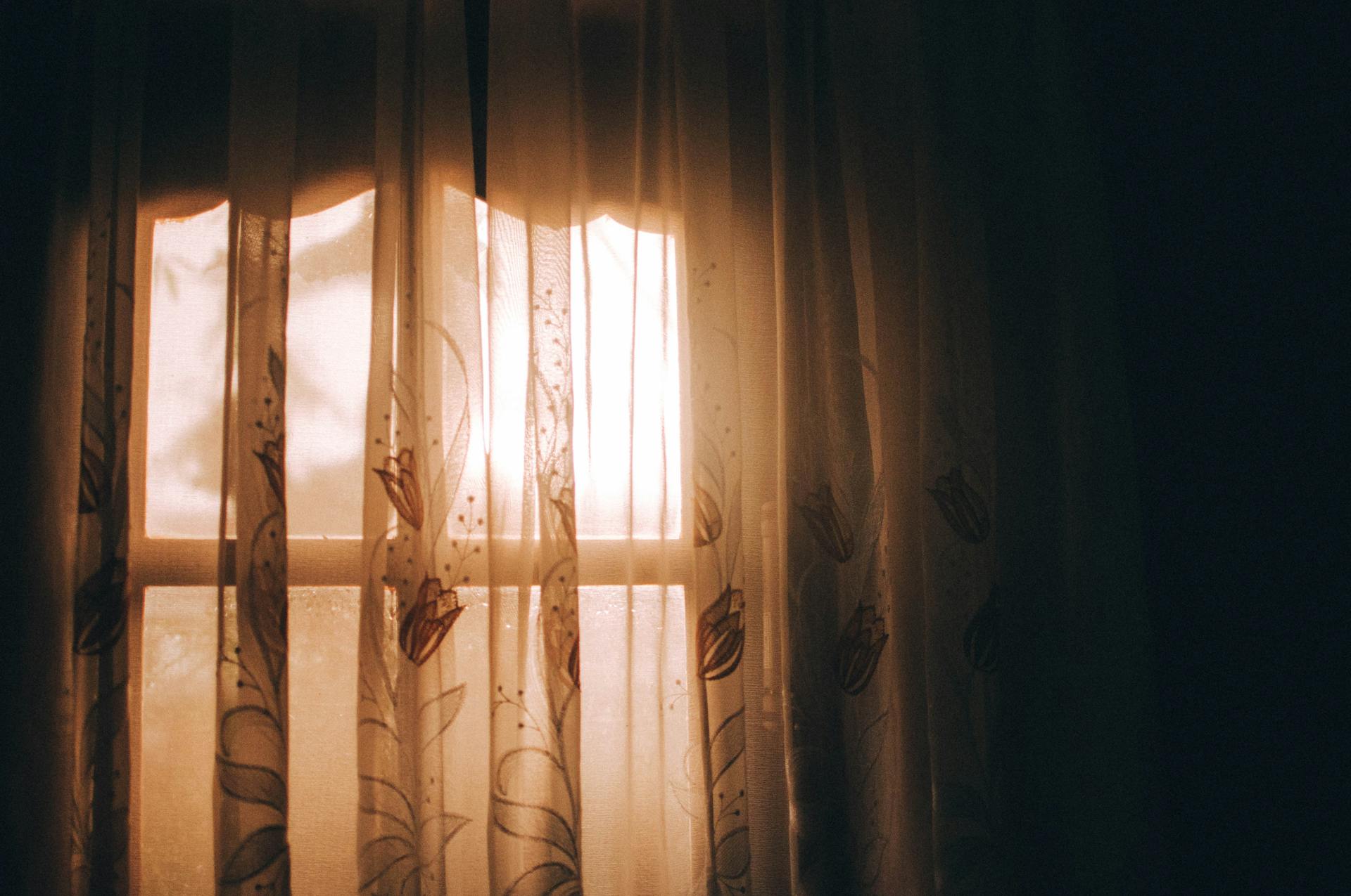 Luz que brilla a través de las cortinas | Fuente: Pexels