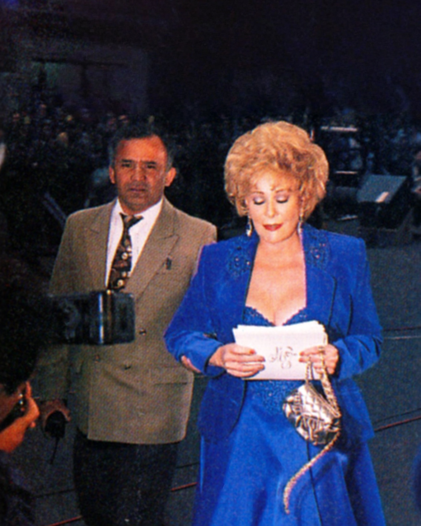 Silvia Pinal y un acompañante llegando a la boda de Lucero y Mijares, el 18 de enero de 1997 en el Colegio de las Vizcaínas en Ciudad de México | Fuente: Facebook/Un Tiempo Para Recordar