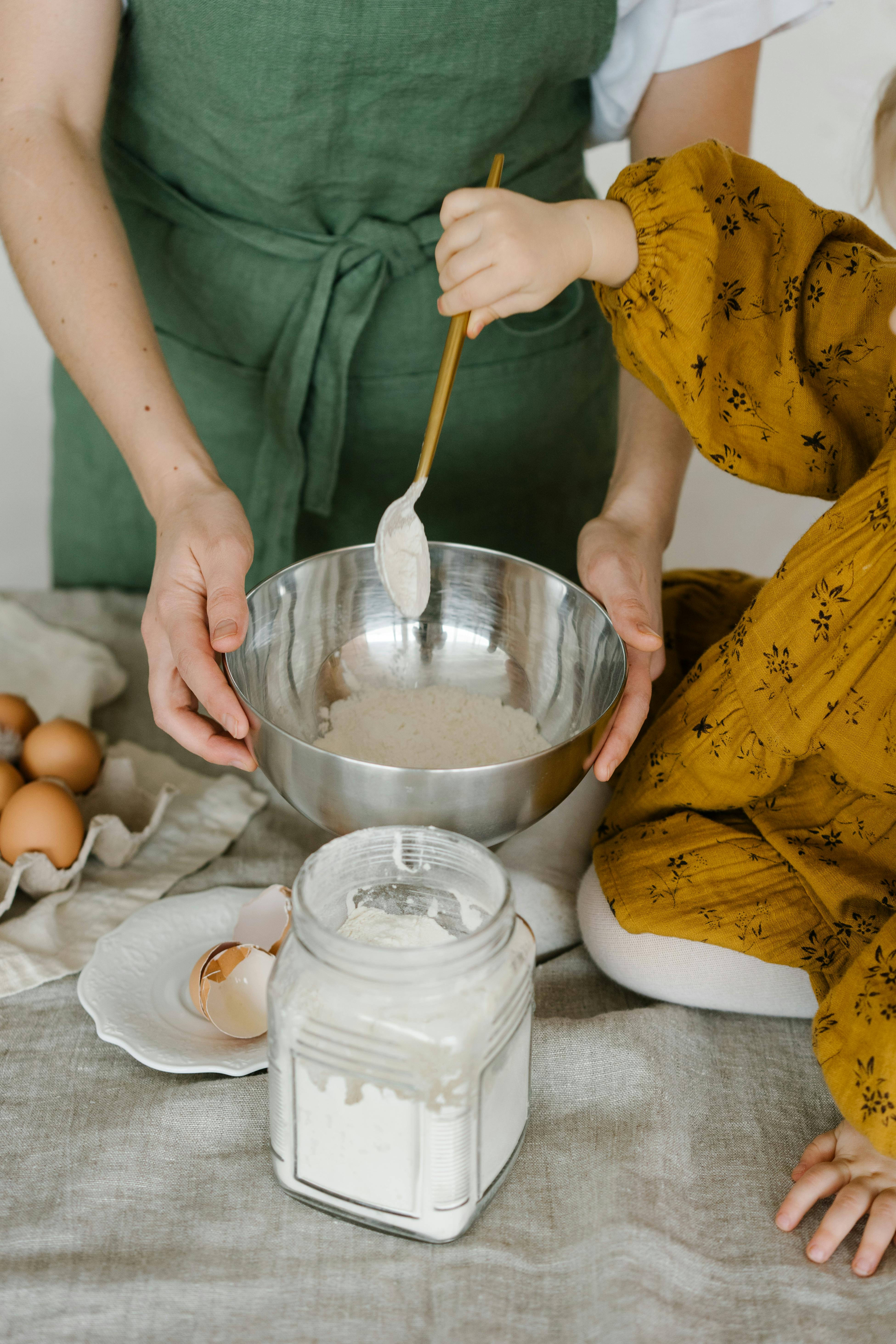 Una madre horneando con su hija | Fuente: Pexels